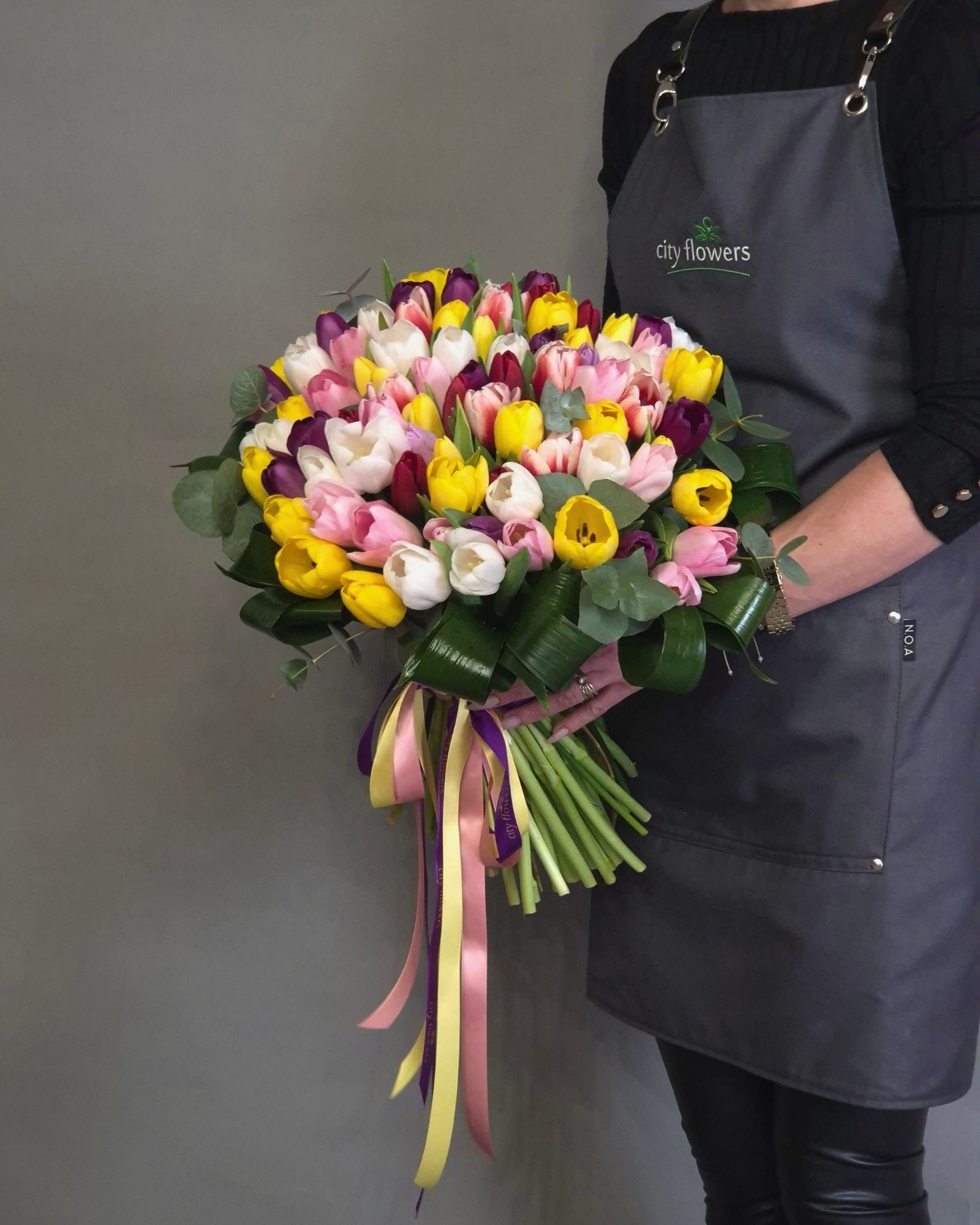 Buchet de flori 99 lalele multicolore