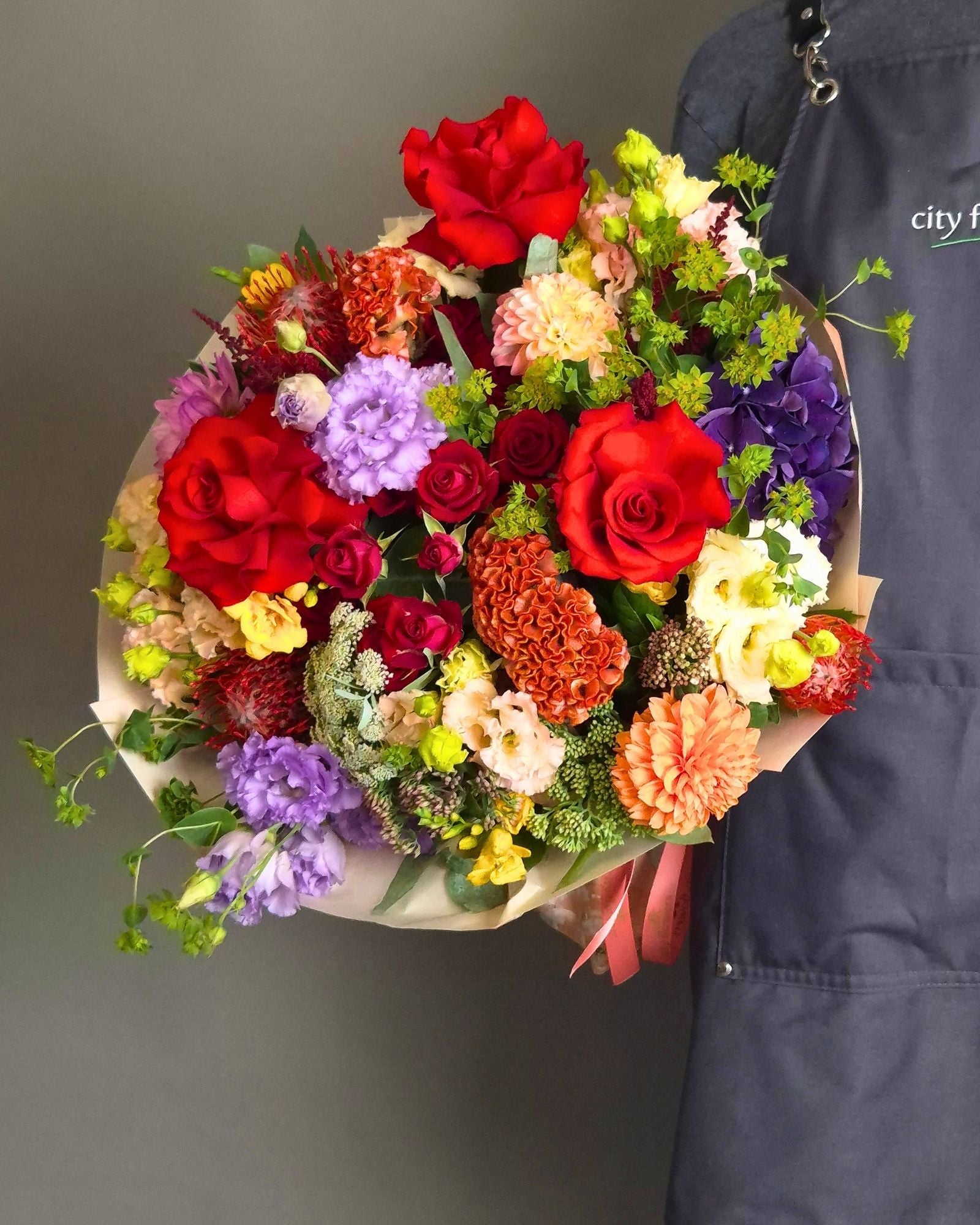 Buchet de flori "Majestic Celebration" – Trandafiri, Dalii si Hortensie
