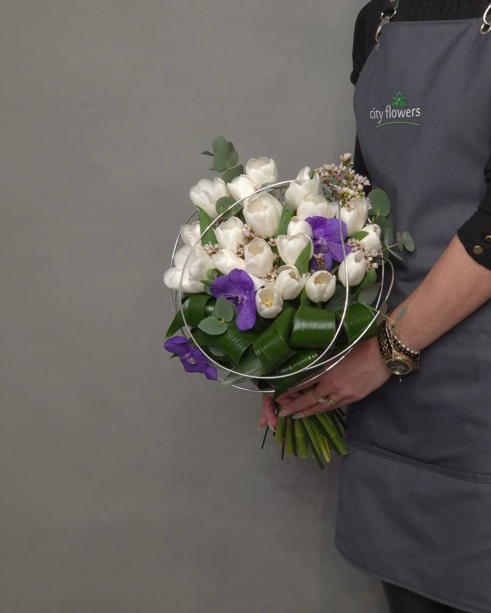 Buchet de flori "Modern Art"- Lalele si orhidee