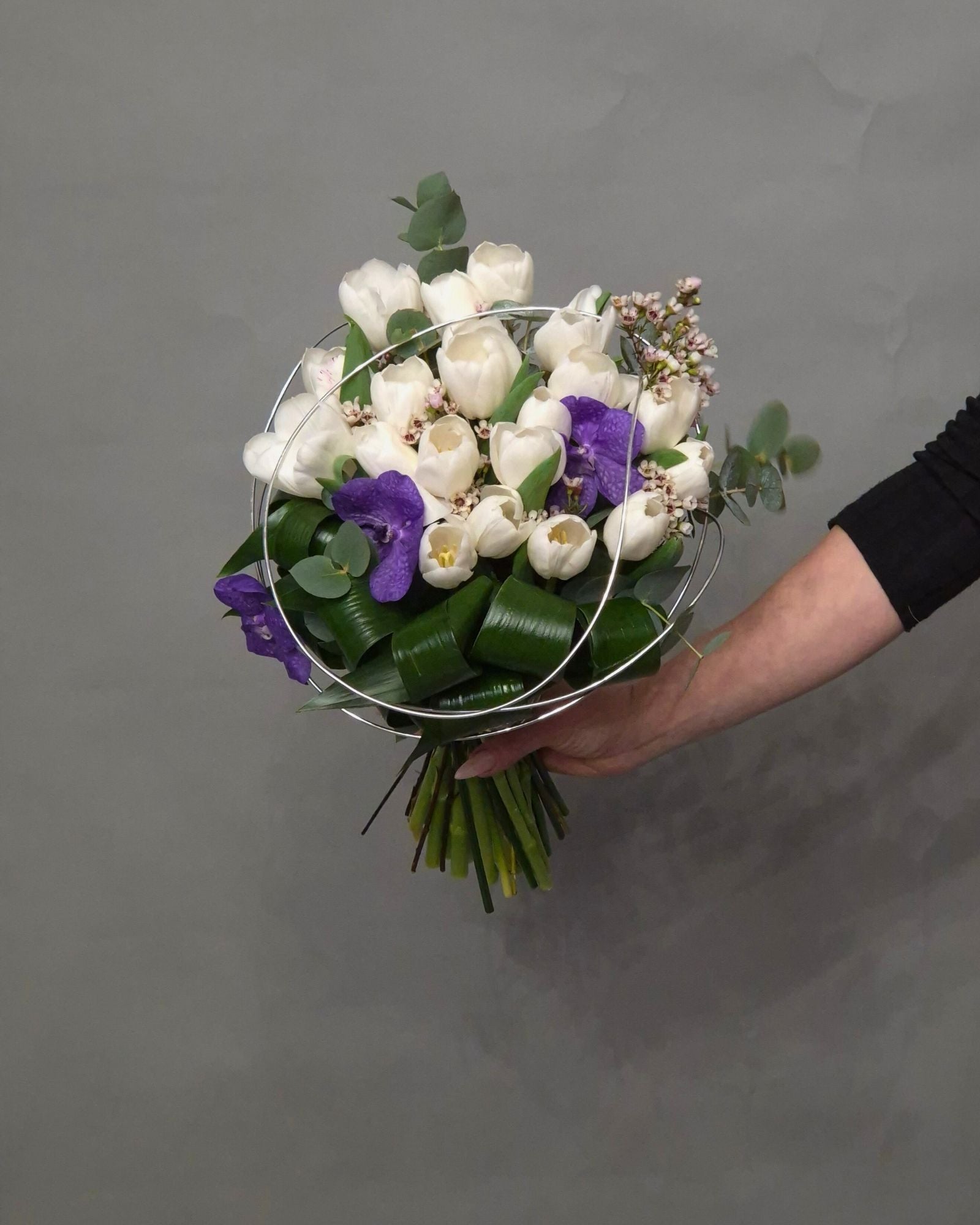 Buchet de flori "Modern Art"- Lalele si orhidee