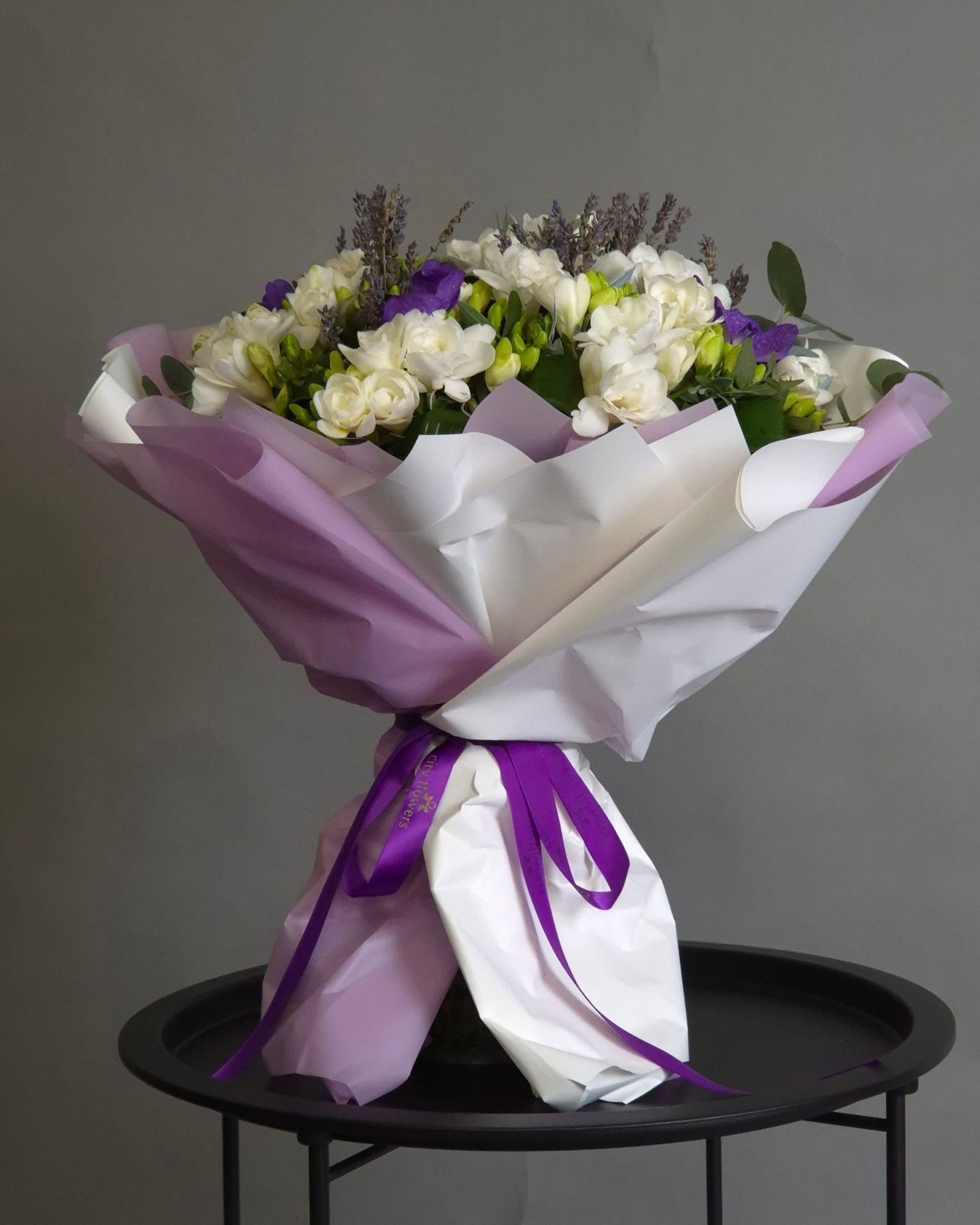 Buchet de flori "Violet Harmony"- 49 frezii
