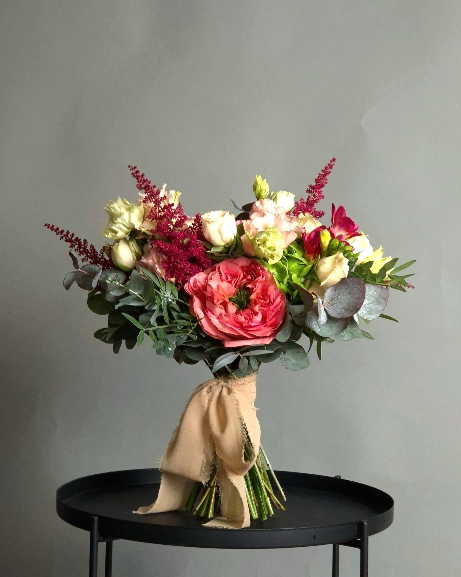 Buchet flori nasa cu trandafiri portocalii si accente grena