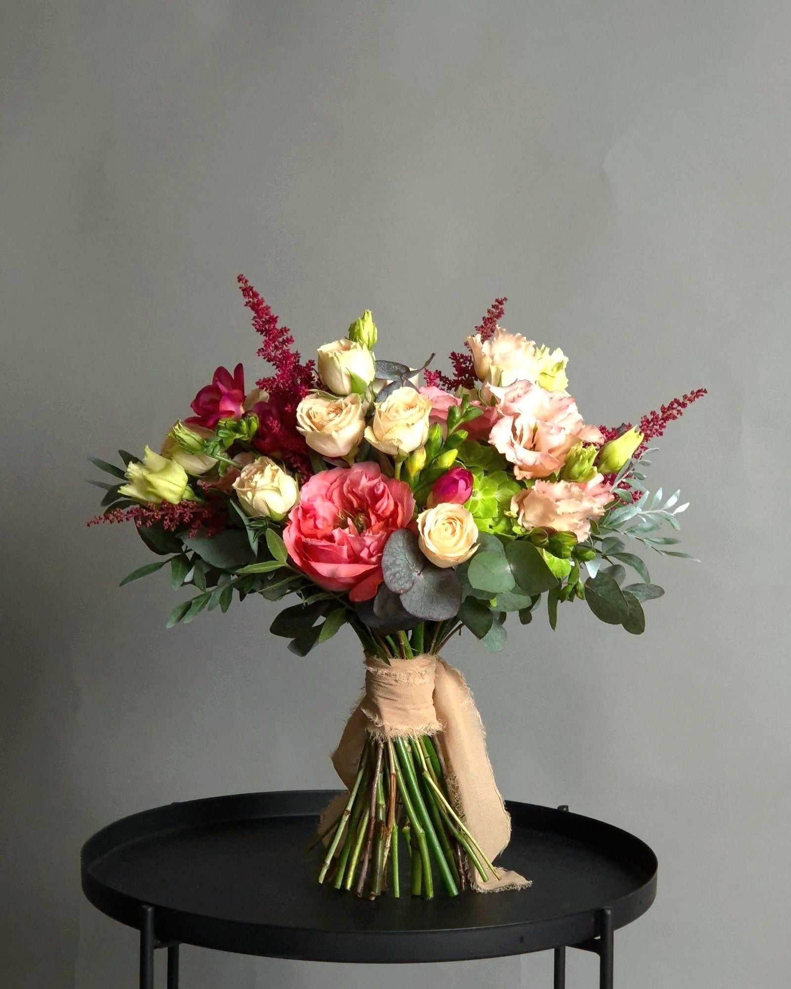 Buchet flori nasa cu trandafiri portocalii si accente grena