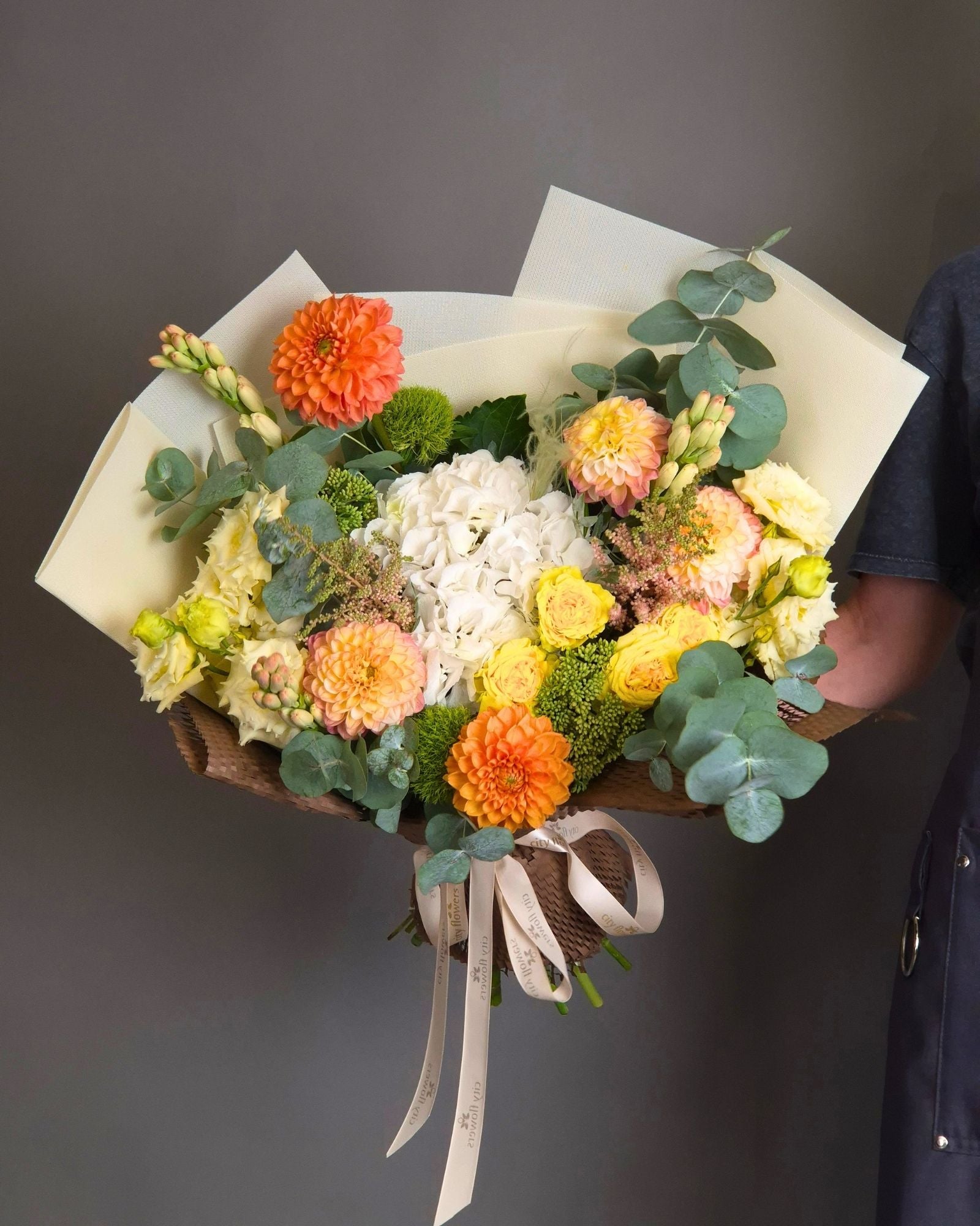 Buchet de flori "Lumina de Vara" – Hortensie, Tuberoze si Dalii