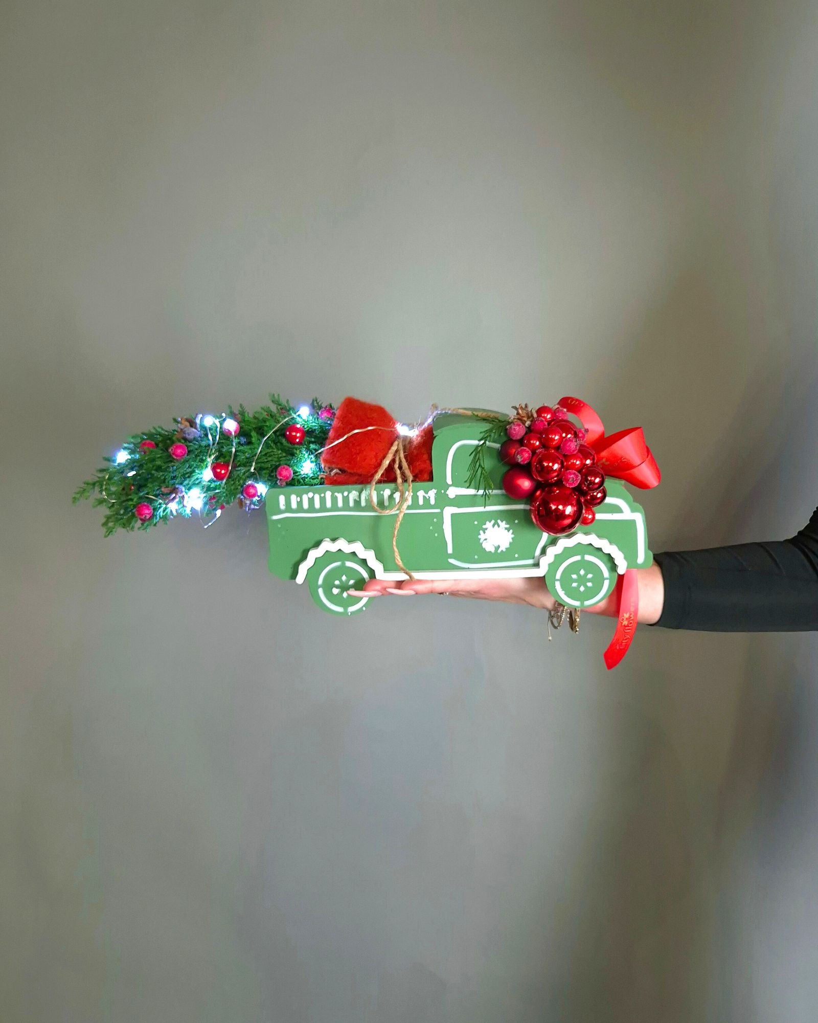 Masinuta din Lemn cu Bradut Natural si Luminite