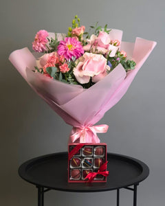 "Sweet Pink Passion" Package – Bouquet and Pralines