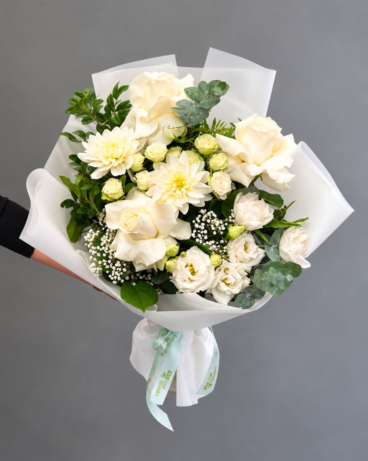 "Sweet White Passion" Package – Bouquet and Pralines