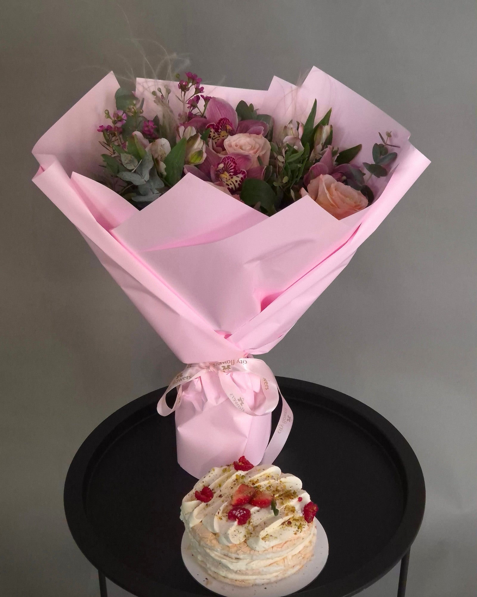 Pachet "Pink & Sweet" - Buchet & Tort Bezea 500 gr