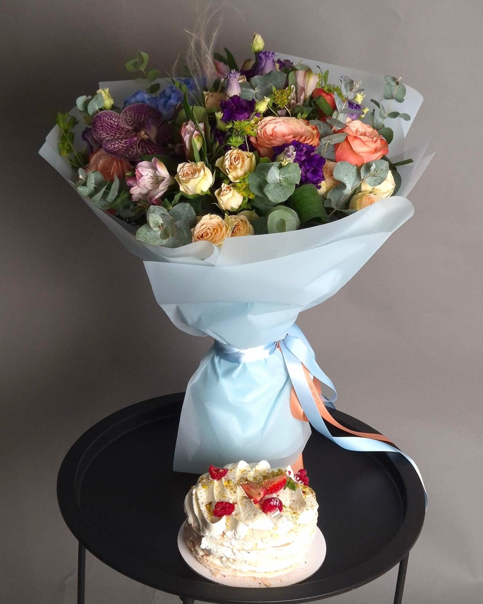 Pachet "Sweet Contrast" - Buchet & Tort Bezea 500 gr