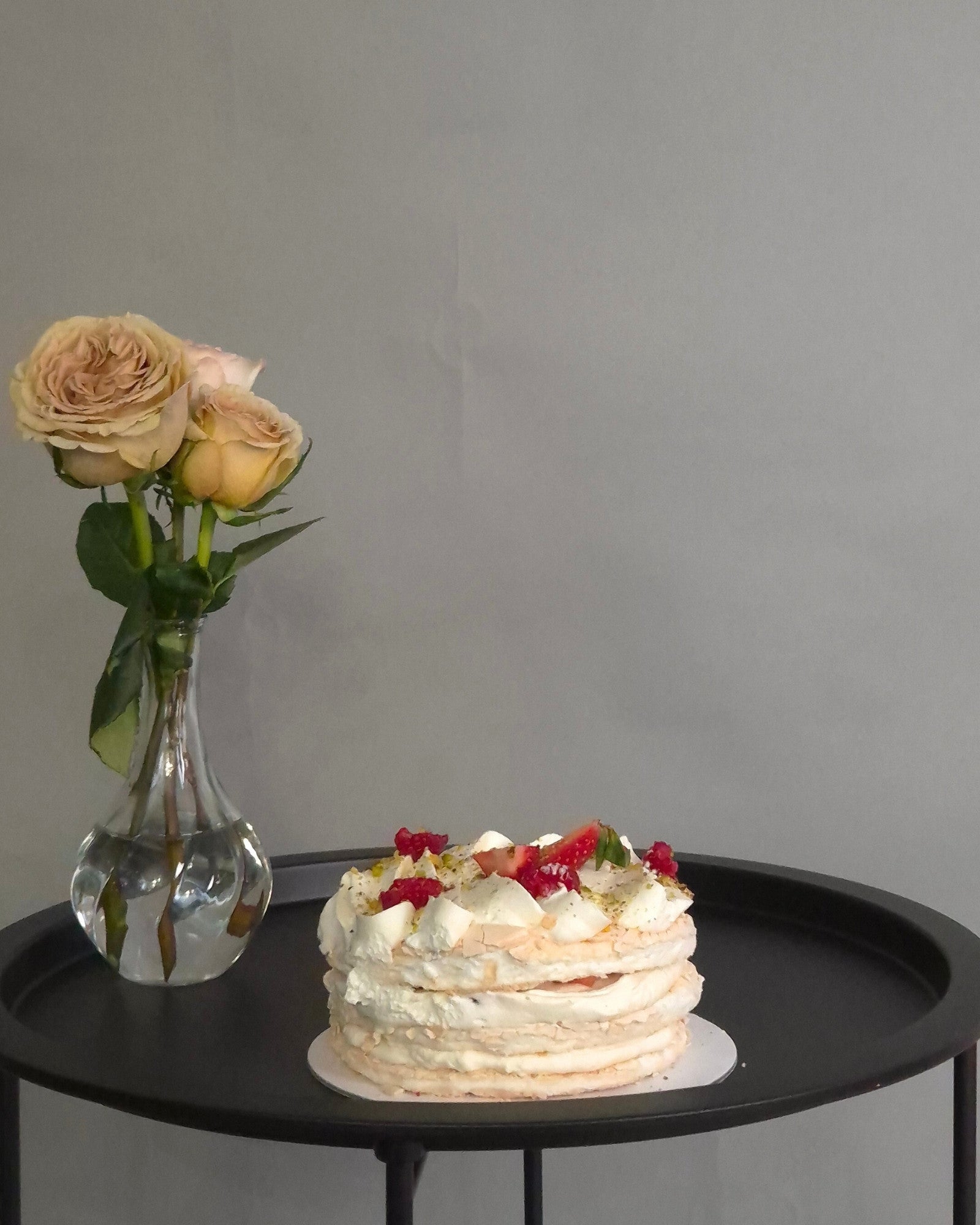 Tort Bezea Crocanta cu Mascarpone si Fructe 1 Kg