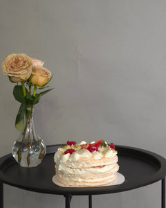 Tort Bezea Crocanta cu Mascarpone si Fructe 1 Kg