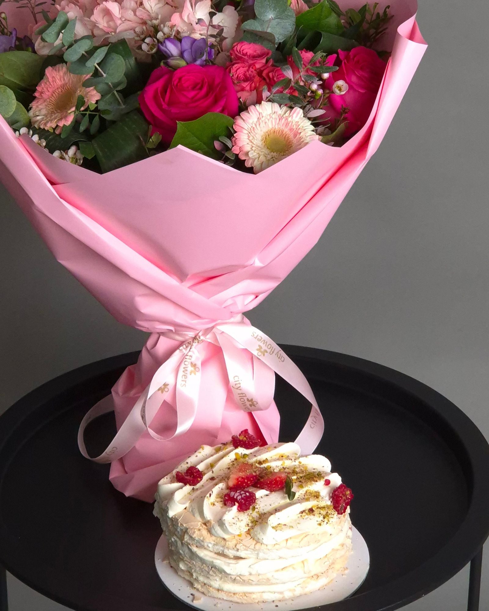 Tort Bezea Crocanta cu Mascarpone si Fructe 1 Kg