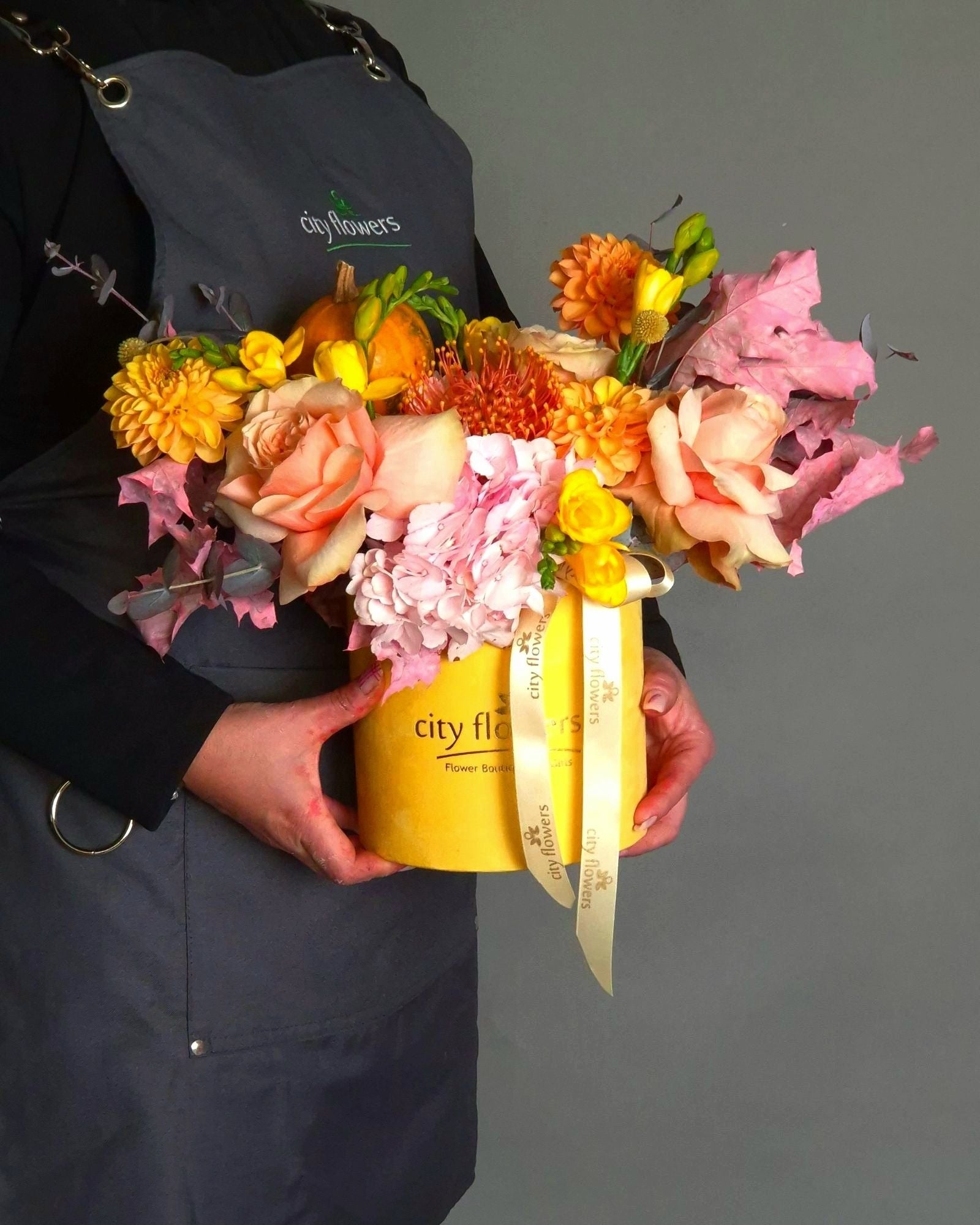 Aranjament Floral in Cutie de Toamna cu Hortensie si Tartacuta