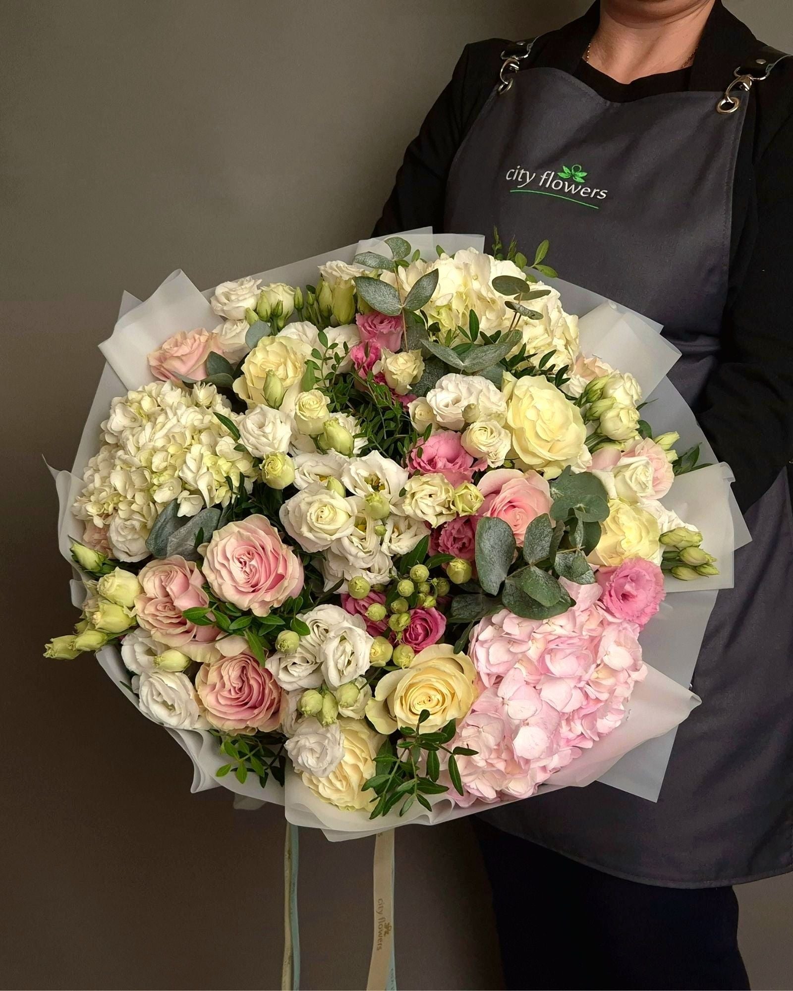 Buchet de Flori Pastel cu Hortensii si Trandafiri