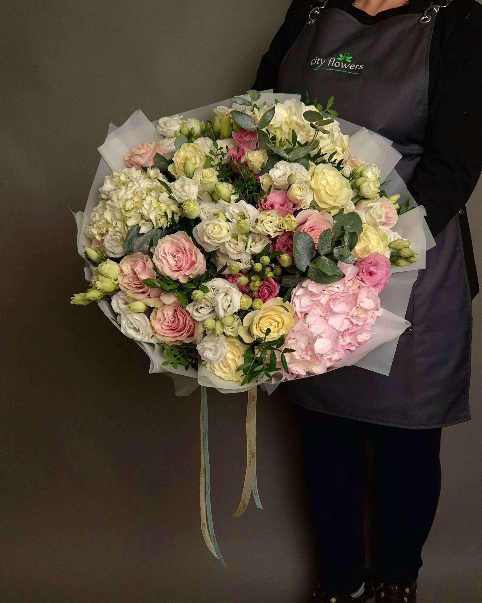 Buchet de Flori Pastel cu Hortensii si Trandafiri