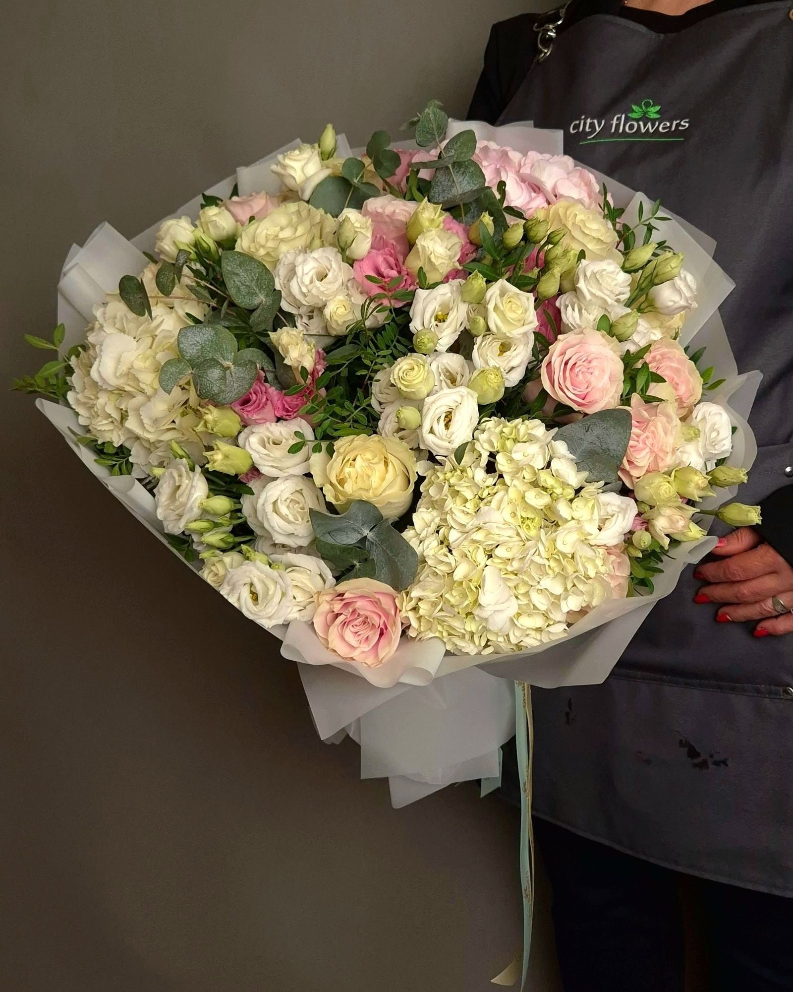 Buchet de Flori Pastel cu Hortensii si Trandafiri