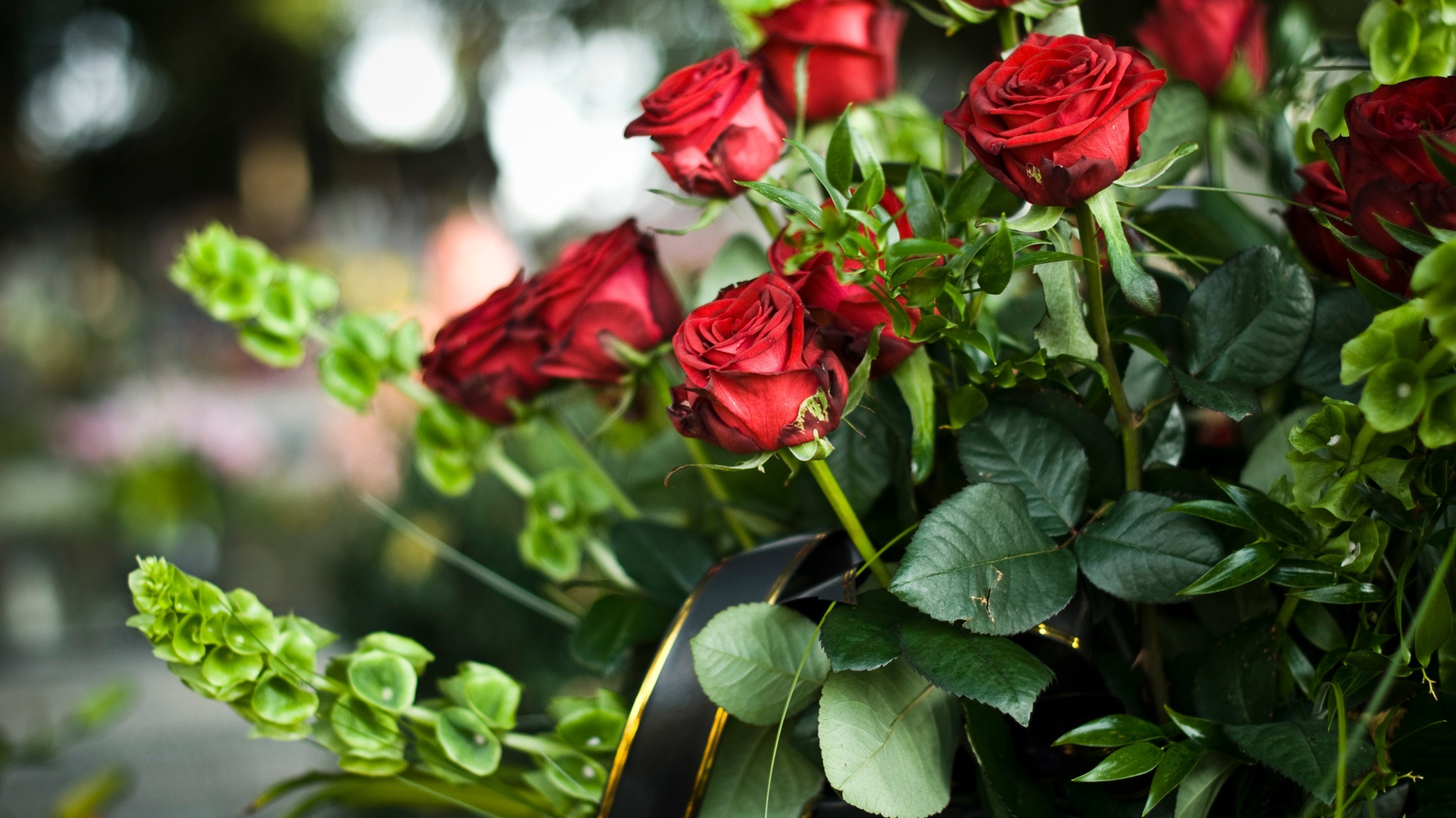 Flori funerare care transmit respect, compasiune si eleganta