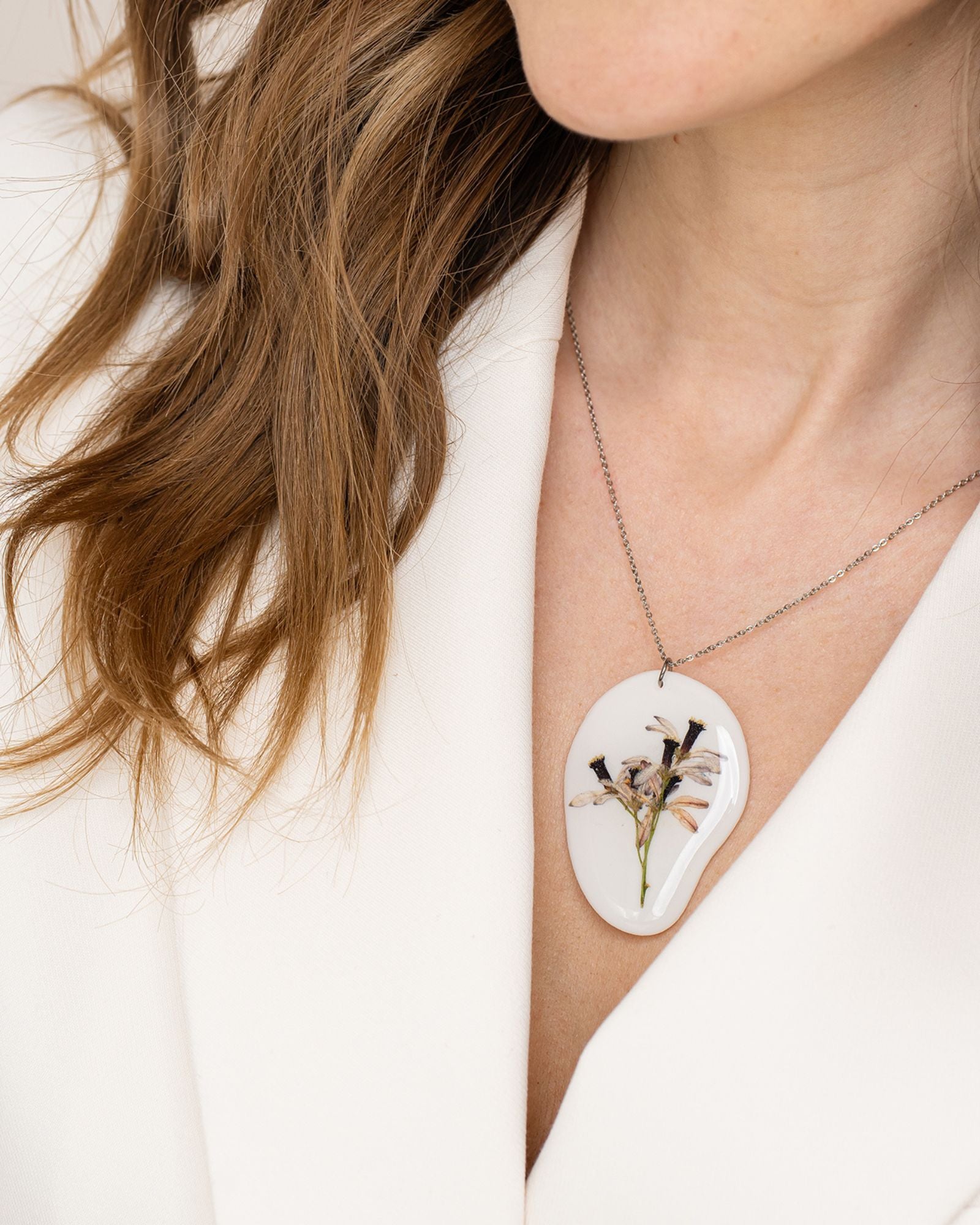 Pandantiv Rasina cu Flori Naturale Lila si Textura Organica