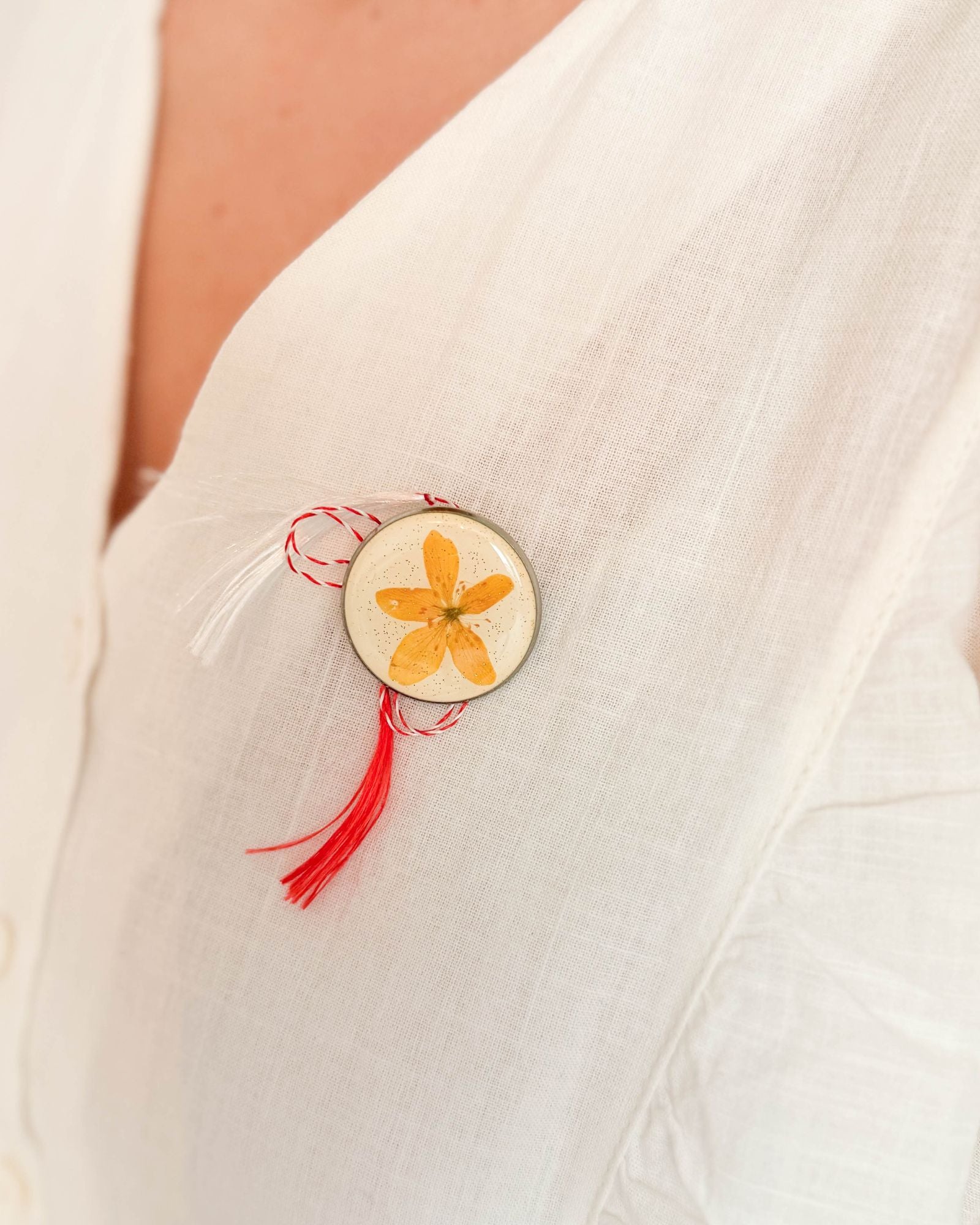 Martisor din Rasina cu Floare Naturala si Glitter