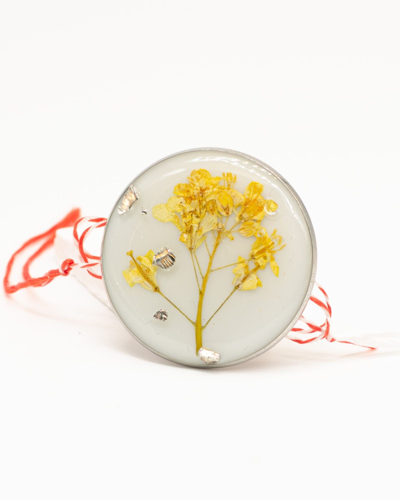 Martisor din Rasina cu Floare de Camp si Insertii Argintii