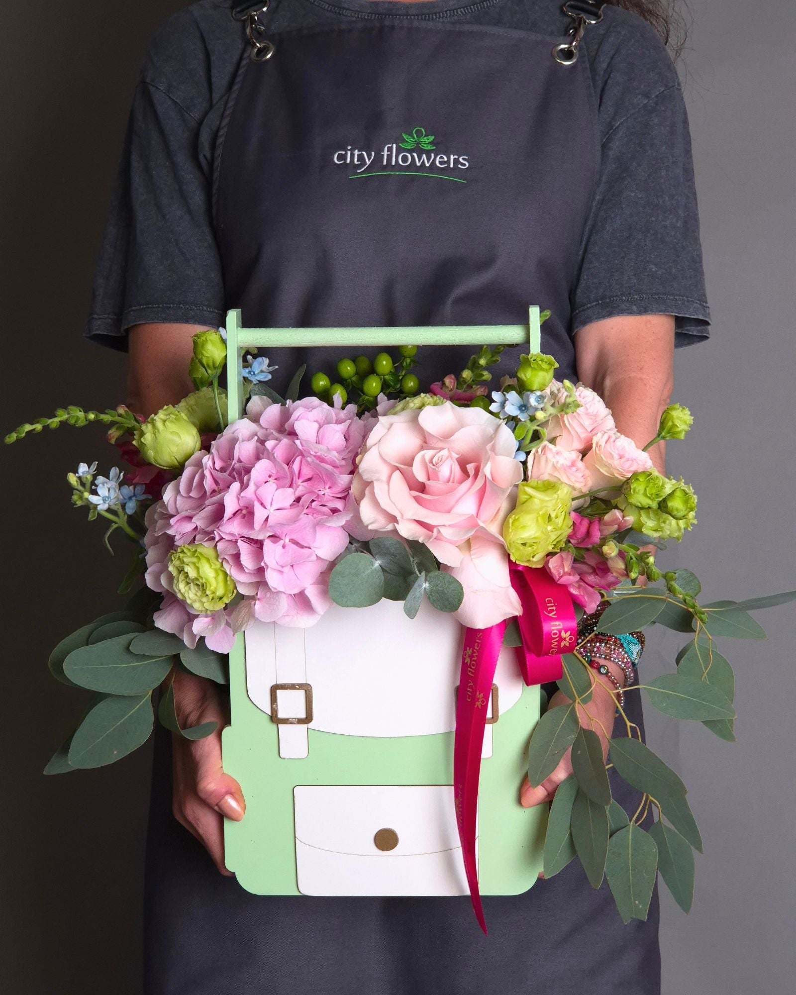 Aranjament Floral "School Backpack Pink" - Hortensie si Trandafiri