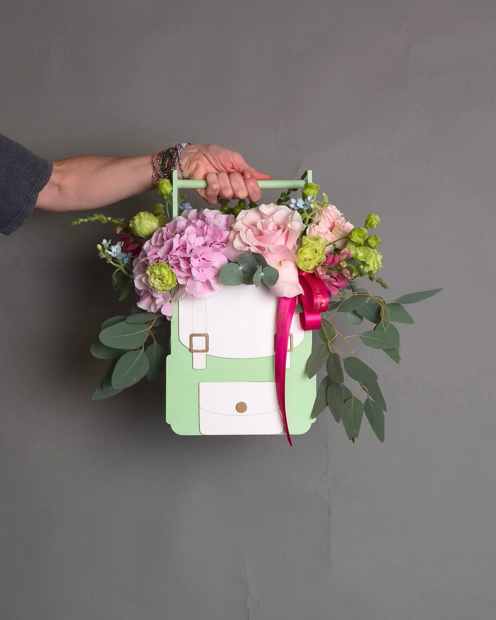 Aranjament Floral "School Backpack Pink" - Hortensie si Trandafiri