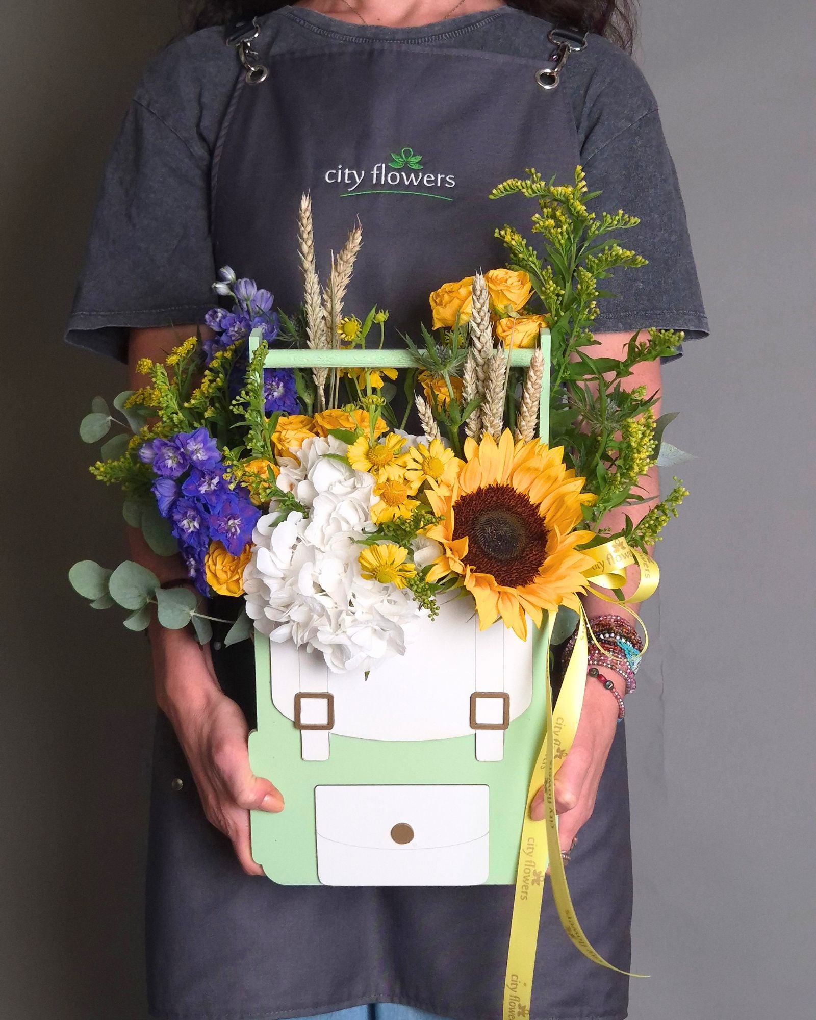 Aranjament Floral "School Backpack Sunny" – Floarea Soarelui si Hortensie