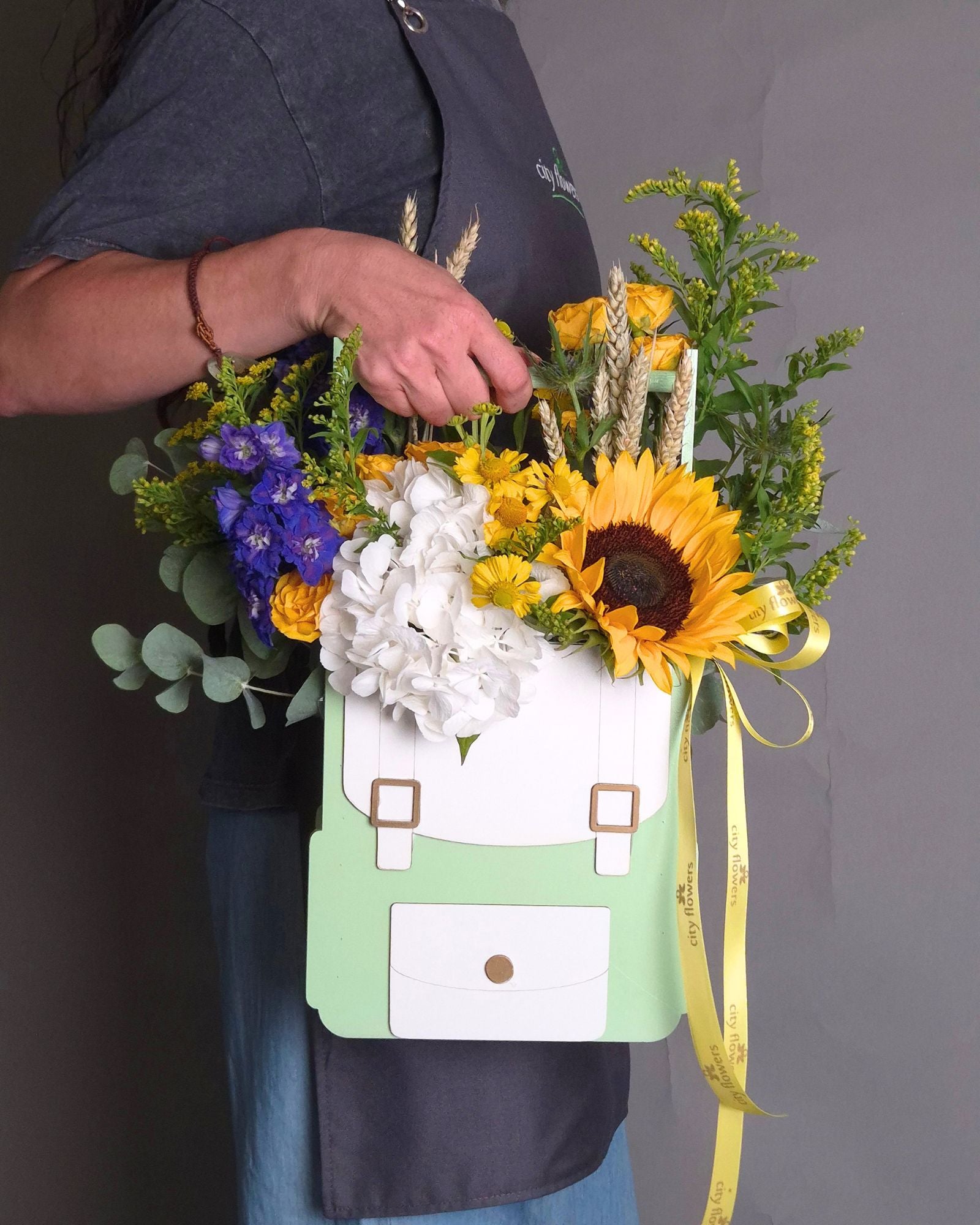 Aranjament Floral "School Backpack Sunny" – Floarea Soarelui si Hortensie