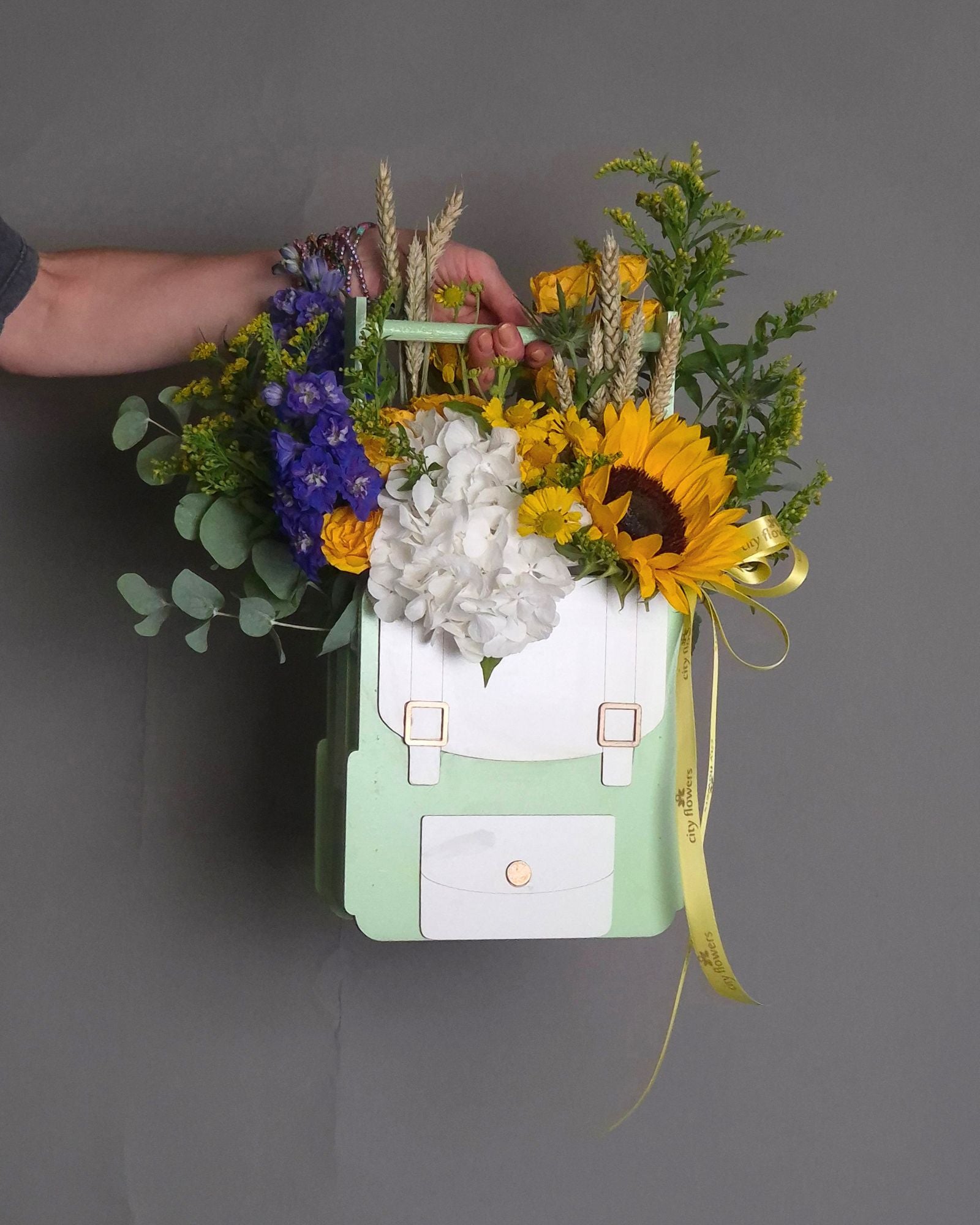Aranjament Floral "School Backpack Sunny" – Floarea Soarelui si Hortensie