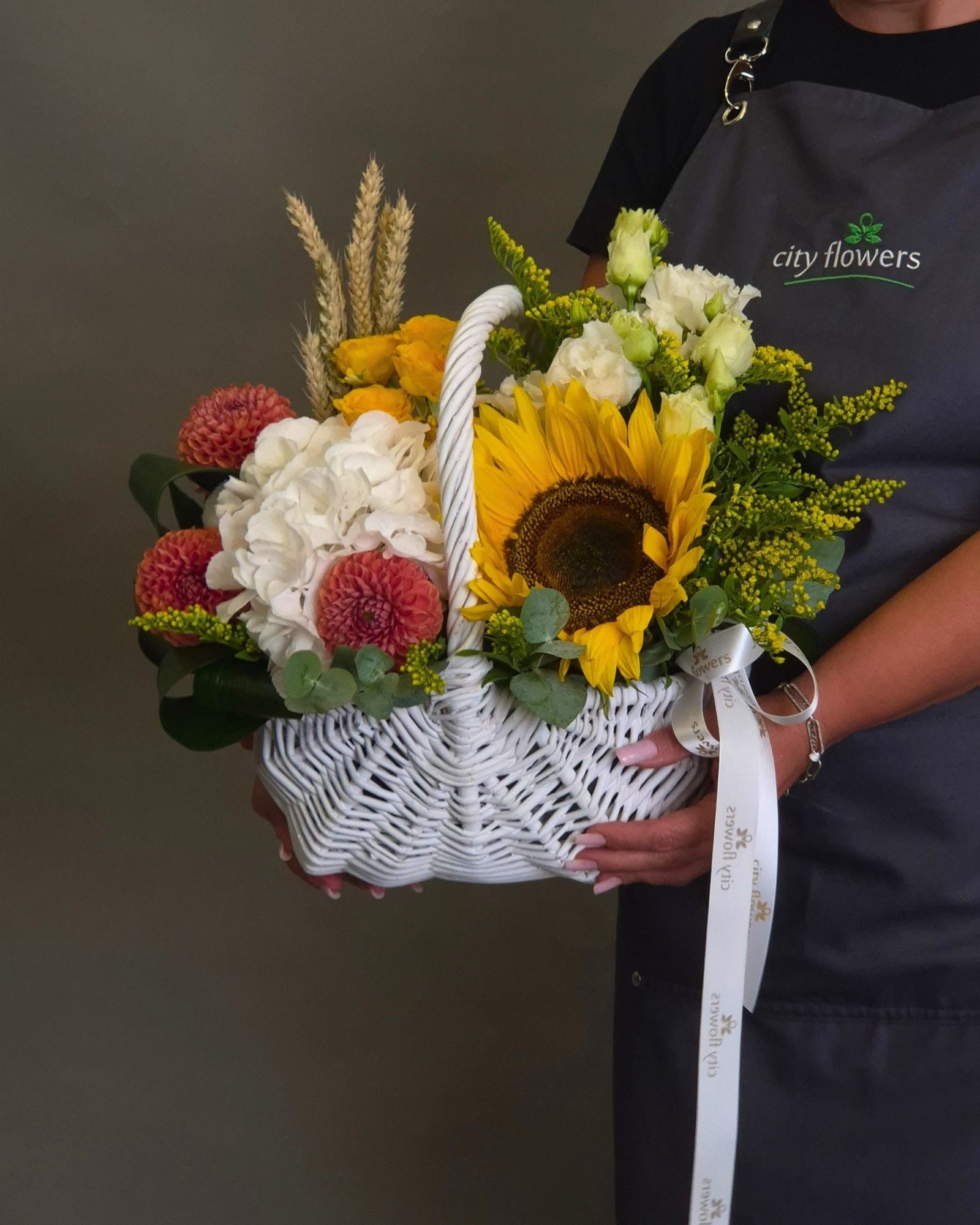 Aranjament Floral cos "Autumn Harvest" – Floarea Soarelui si Dalii