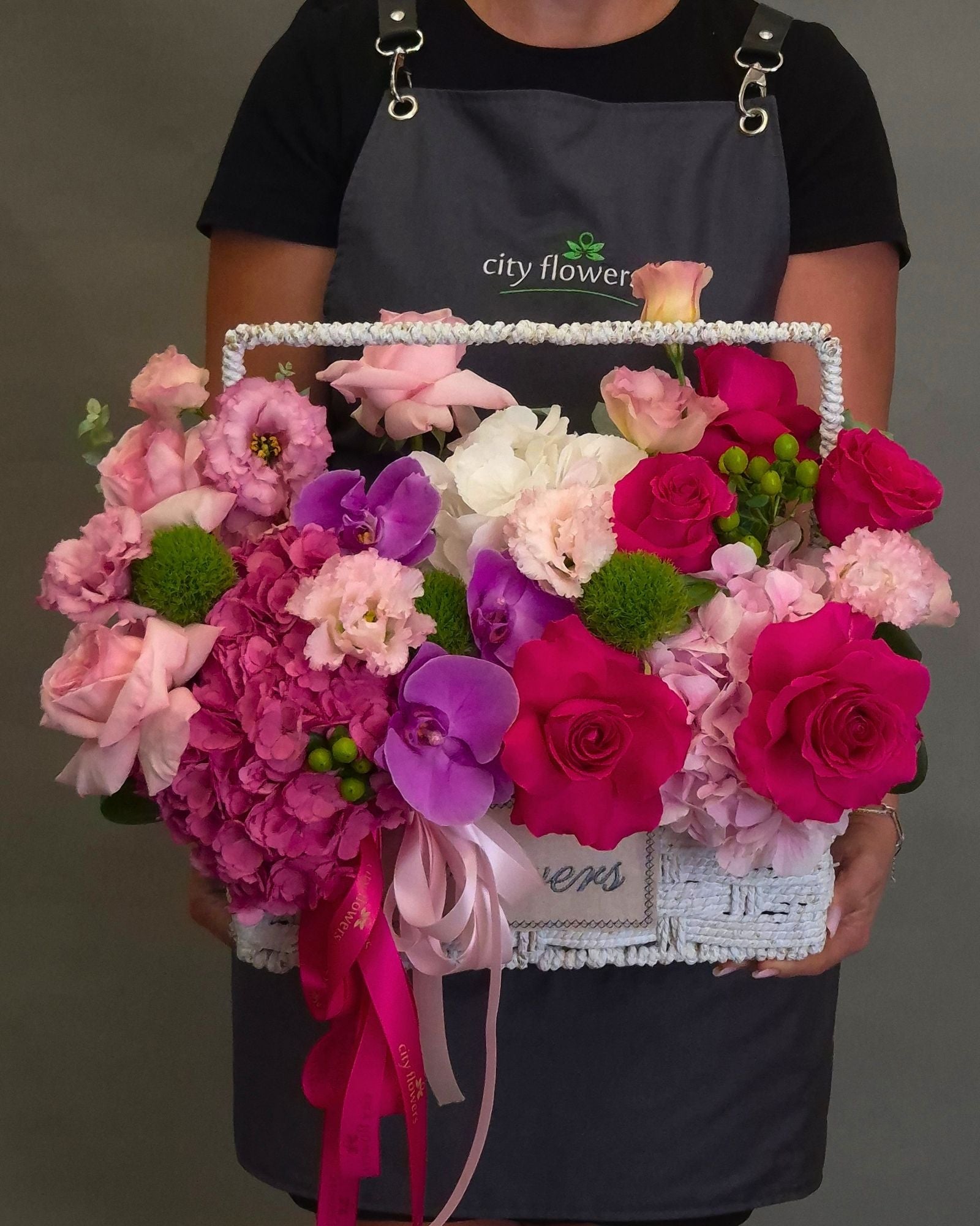 Aranjament Floral cos "Orchid Elegance" – Orhidee, Hortensie si Trandafiri