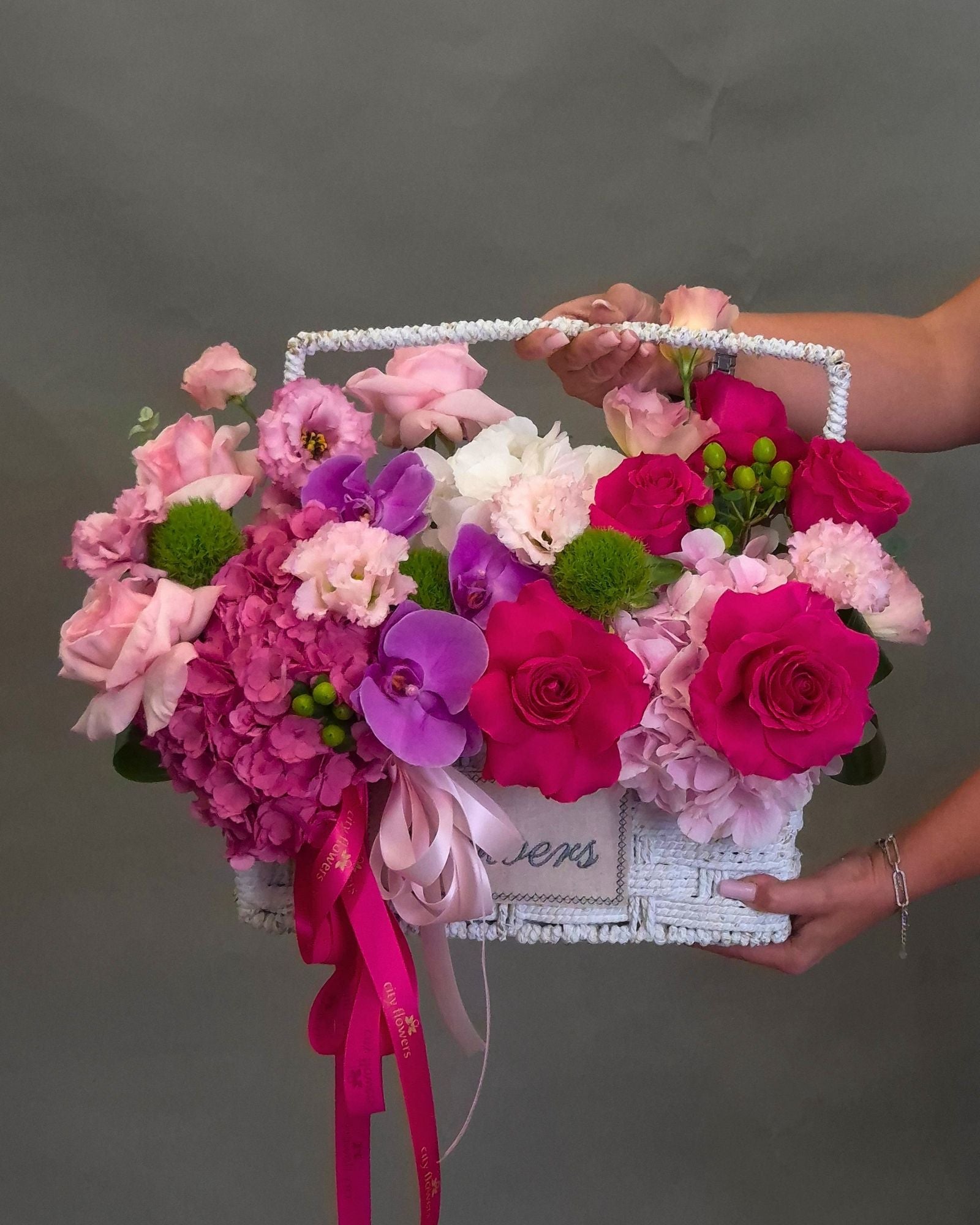 Aranjament Floral cos "Orchid Elegance" – Orhidee, Hortensie si Trandafiri