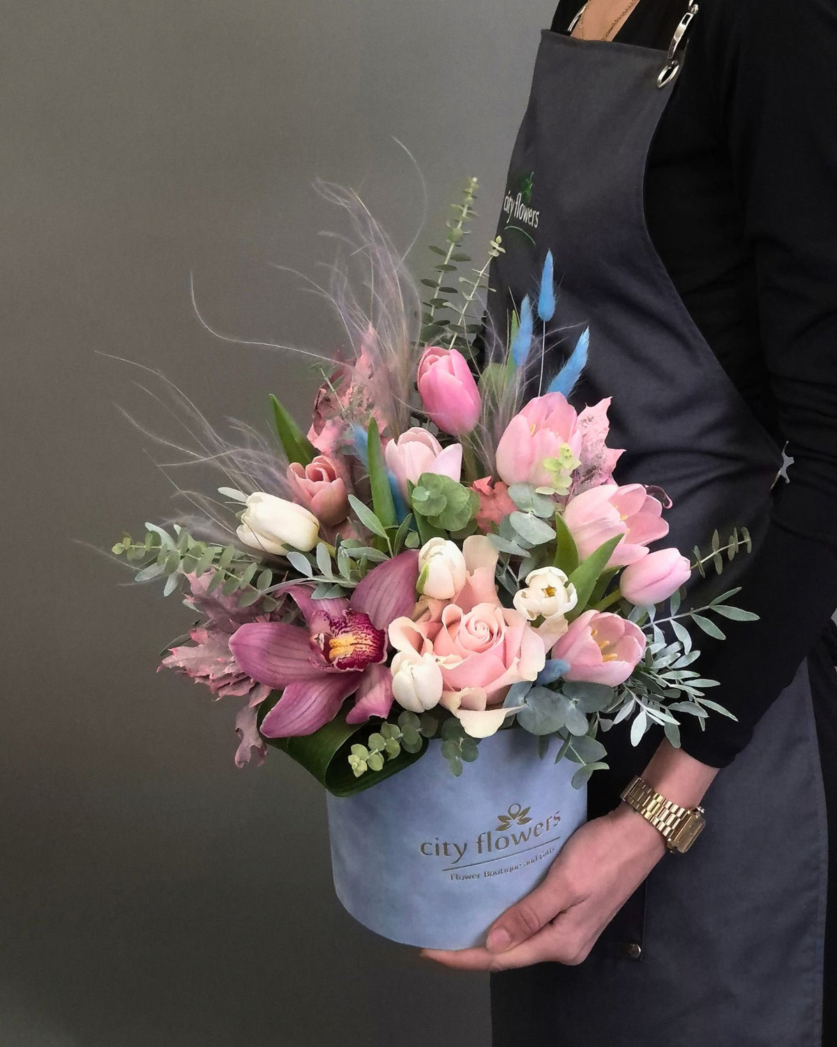 Aranjament Floral in Cutie - Lalele, Trandafir si Orhidee