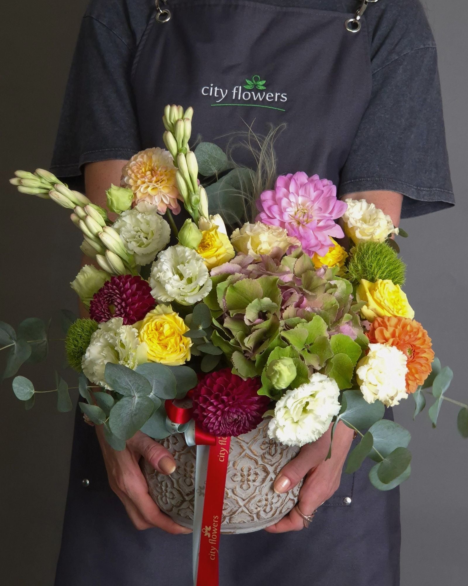 Aranjament Floral "Scented Whispers" – Tuberoze si Hortensie