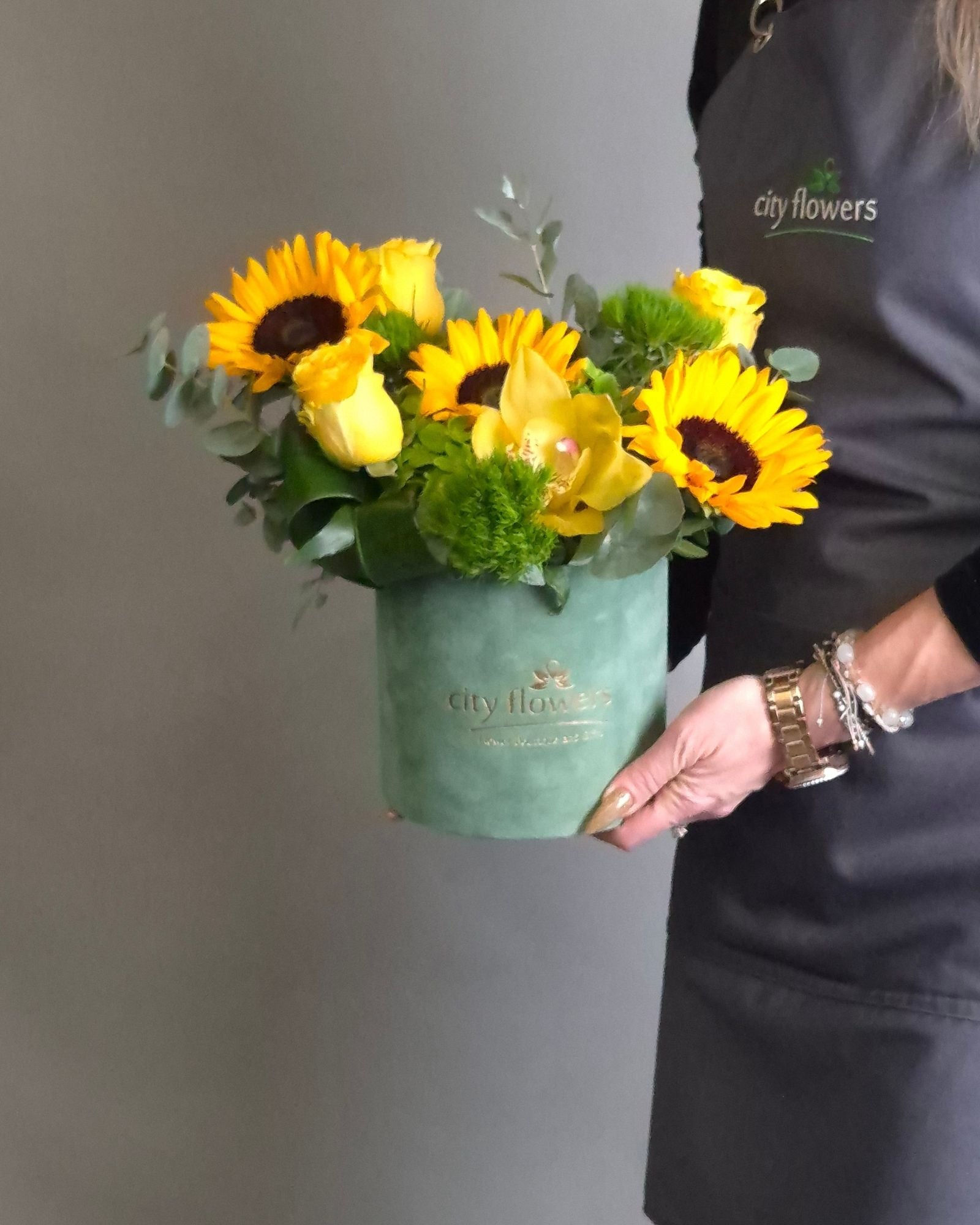 Aranjament Floral in Cutie "Sunny Velvet"