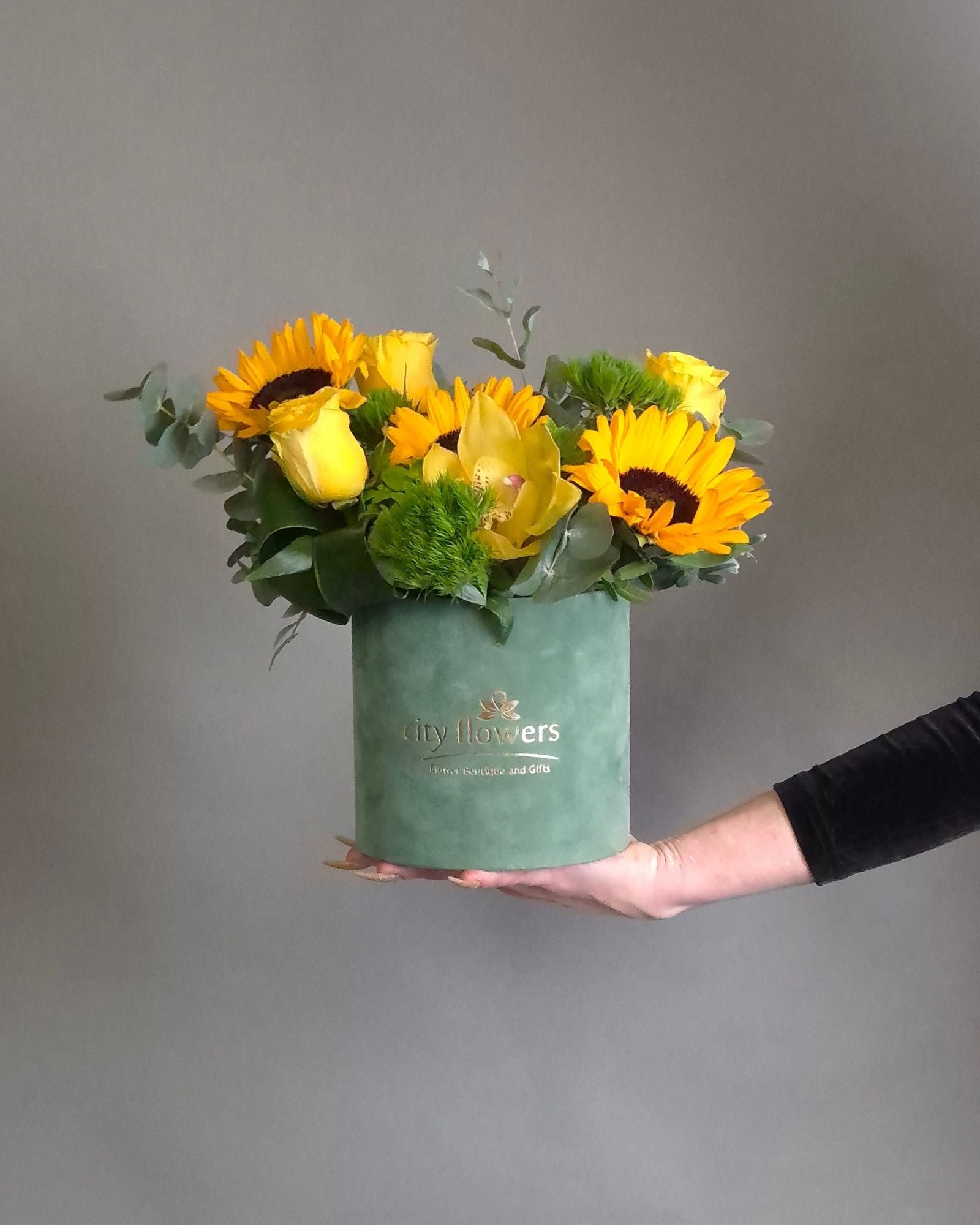 Aranjament Floral in Cutie "Sunny Velvet"