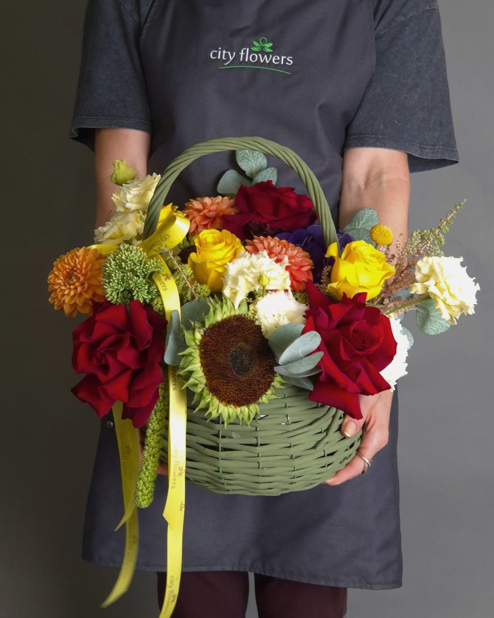 Aranjament Floral cos "Rustic Charm" – Floarea Soarelui si Trandafiri