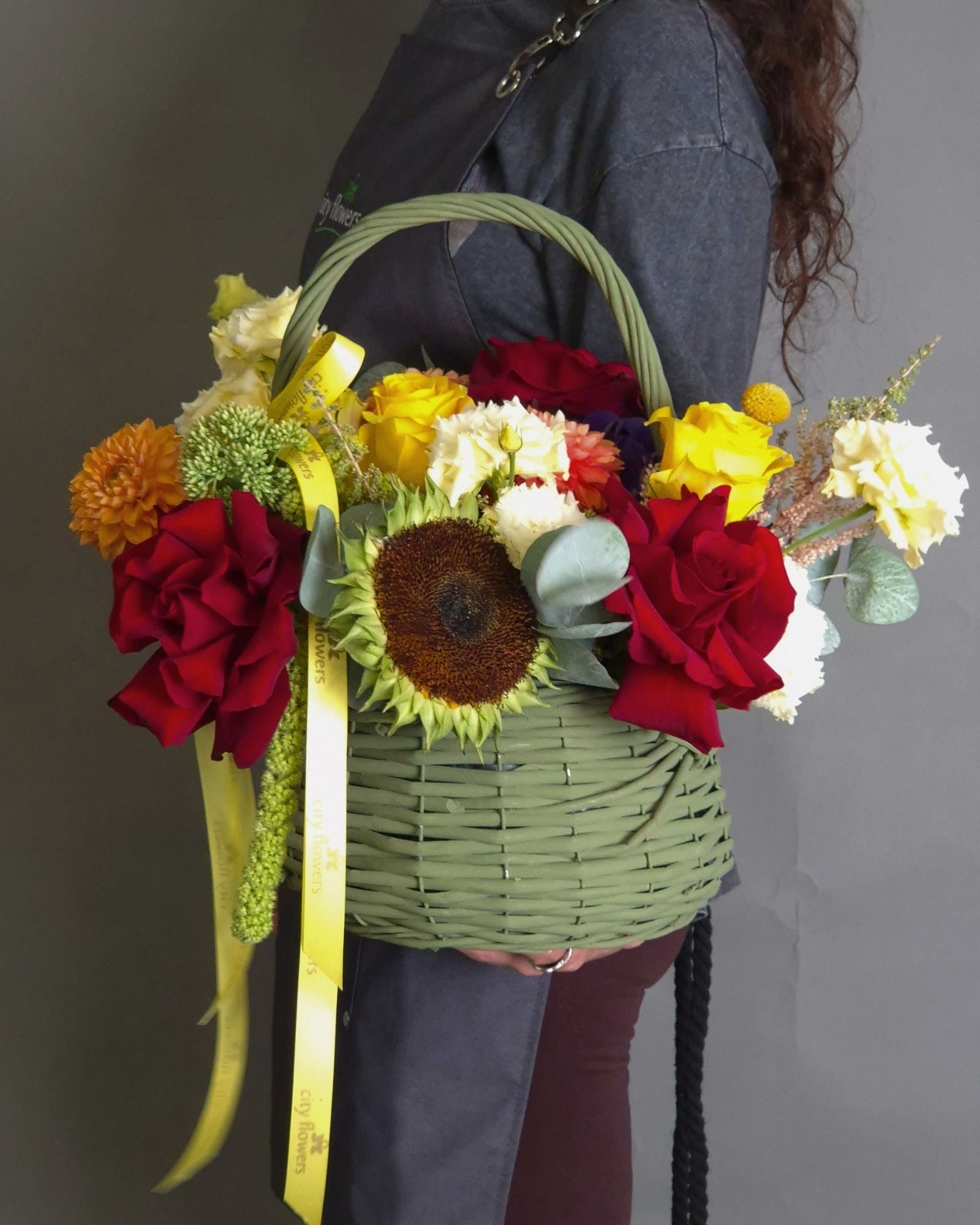 Aranjament Floral cos "Rustic Charm" – Floarea Soarelui si Trandafiri