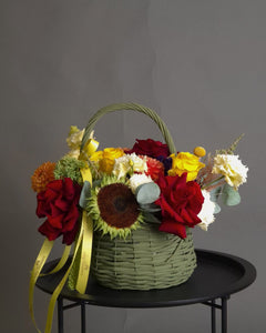 Aranjament Floral cos "Rustic Charm" – Floarea Soarelui si Trandafiri