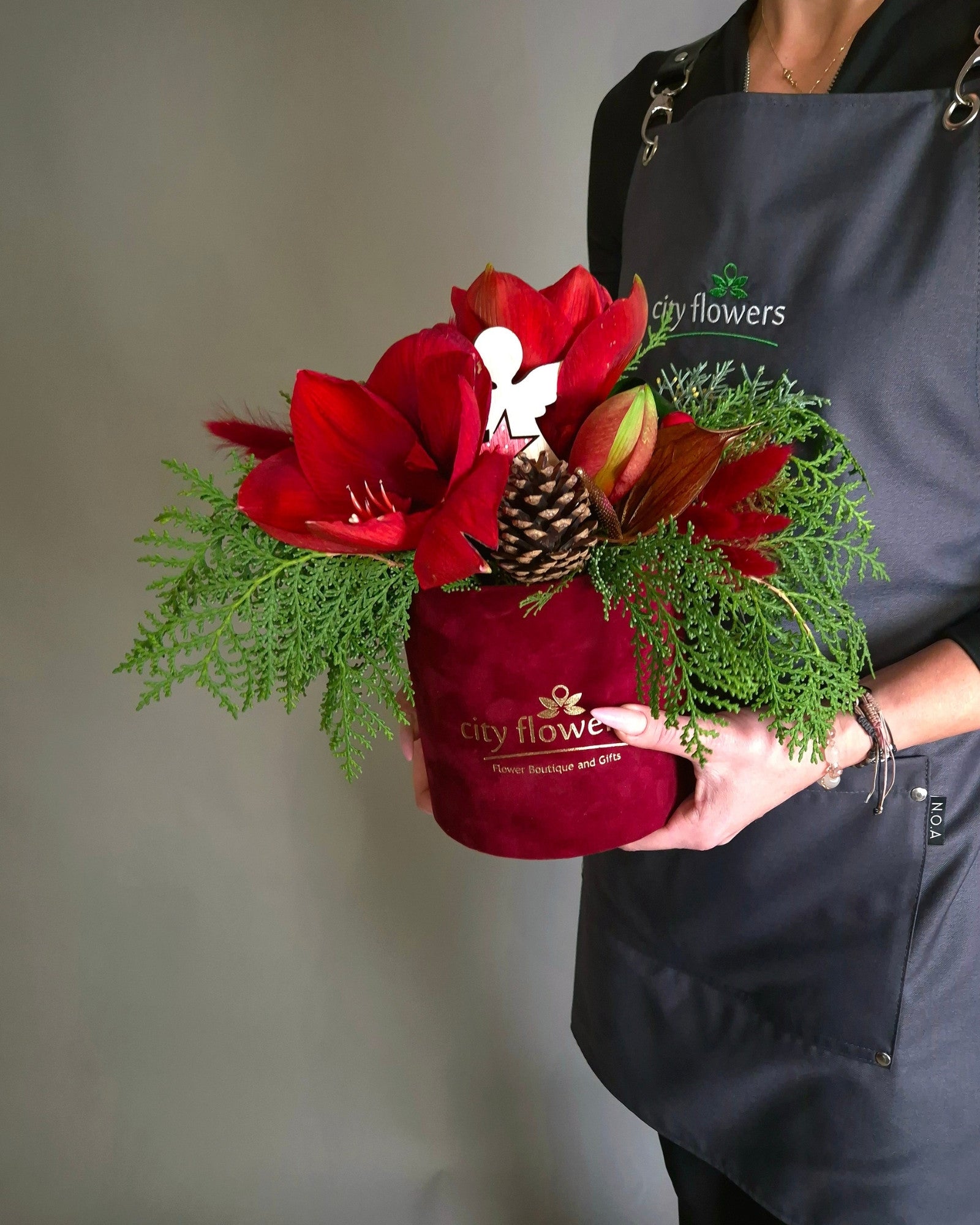 Aranjament Floral de Craciun "Red Velvet"