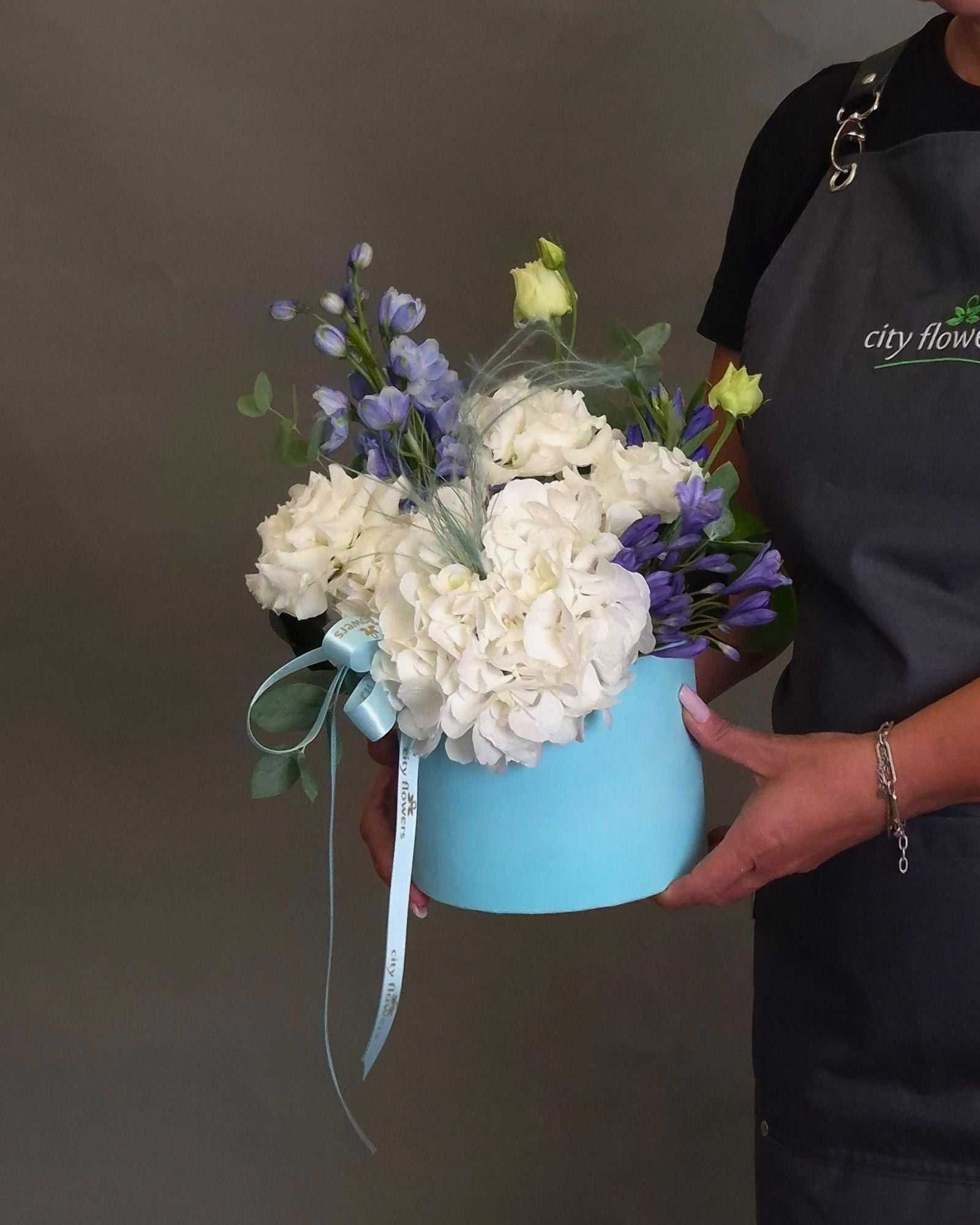 Aranjament Floral in Cutie "Blue Sky"