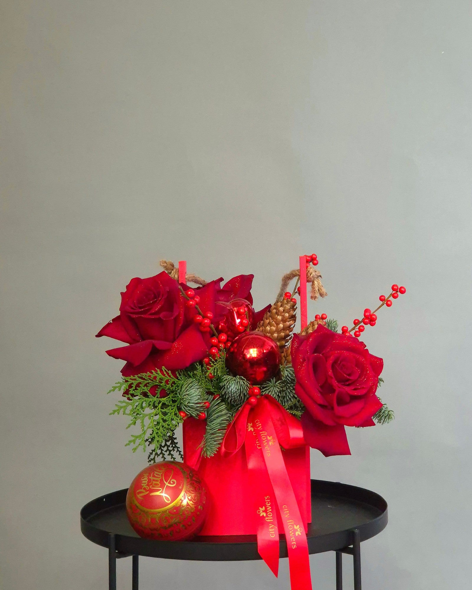 Aranjament Floral in Cutie Rosie cu Trandafiri si Glob cu Praline