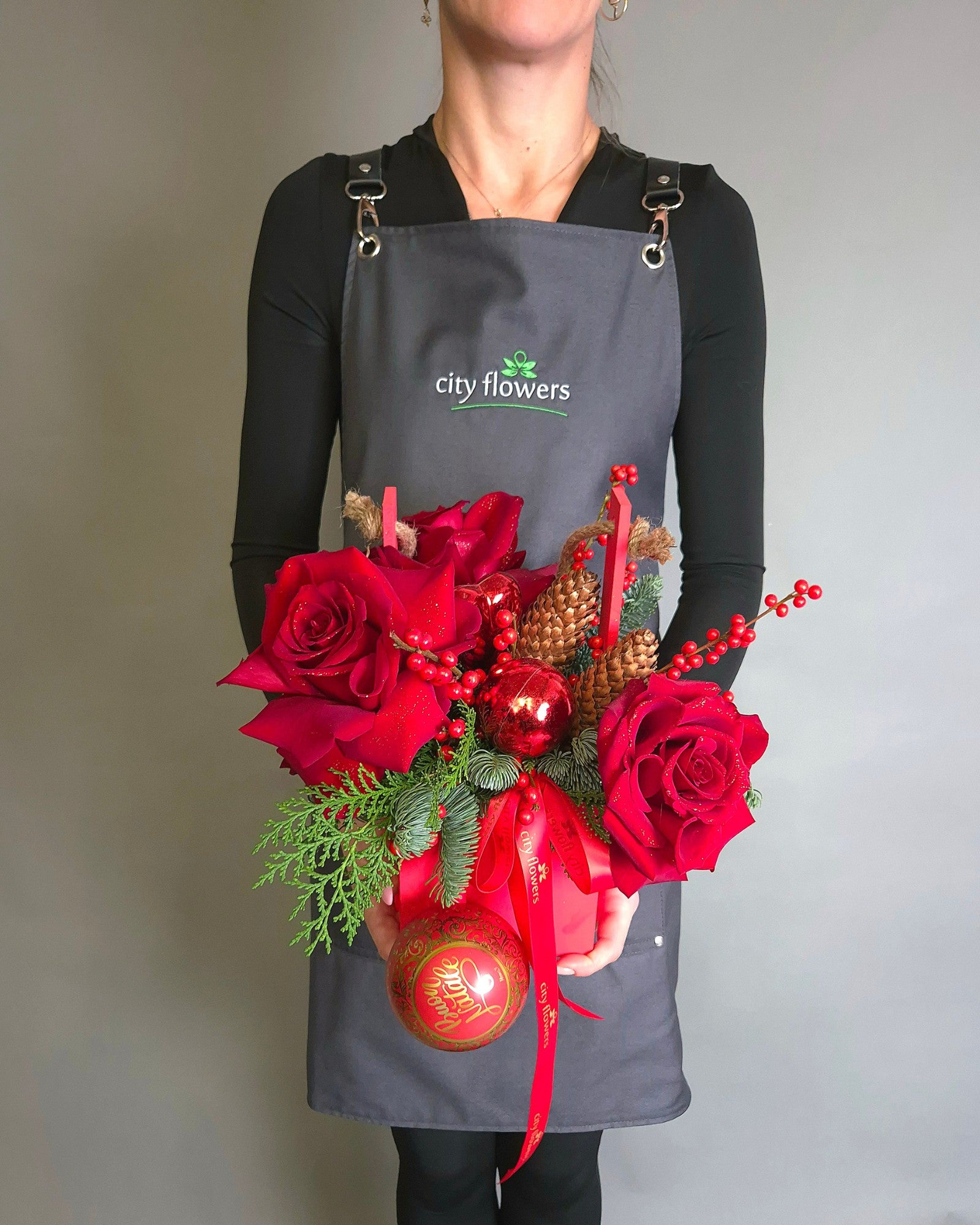 Aranjament Floral in Cutie Rosie cu Trandafiri si Glob cu Praline