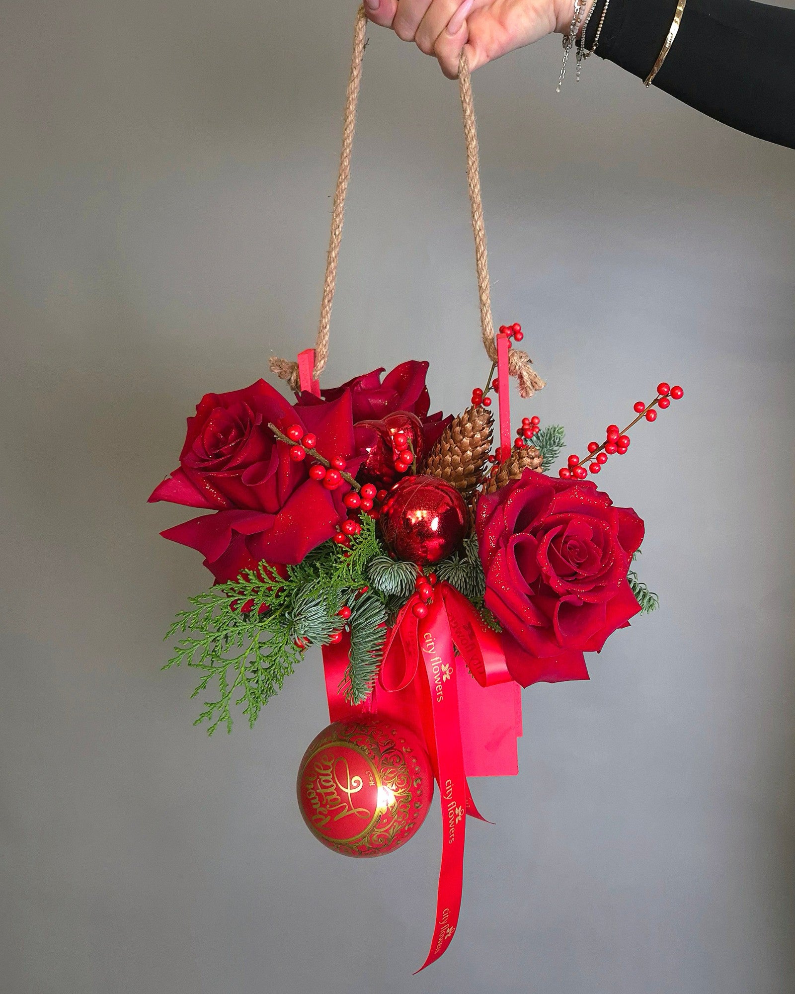 Aranjament Floral in Cutie Rosie cu Trandafiri si Glob cu Praline