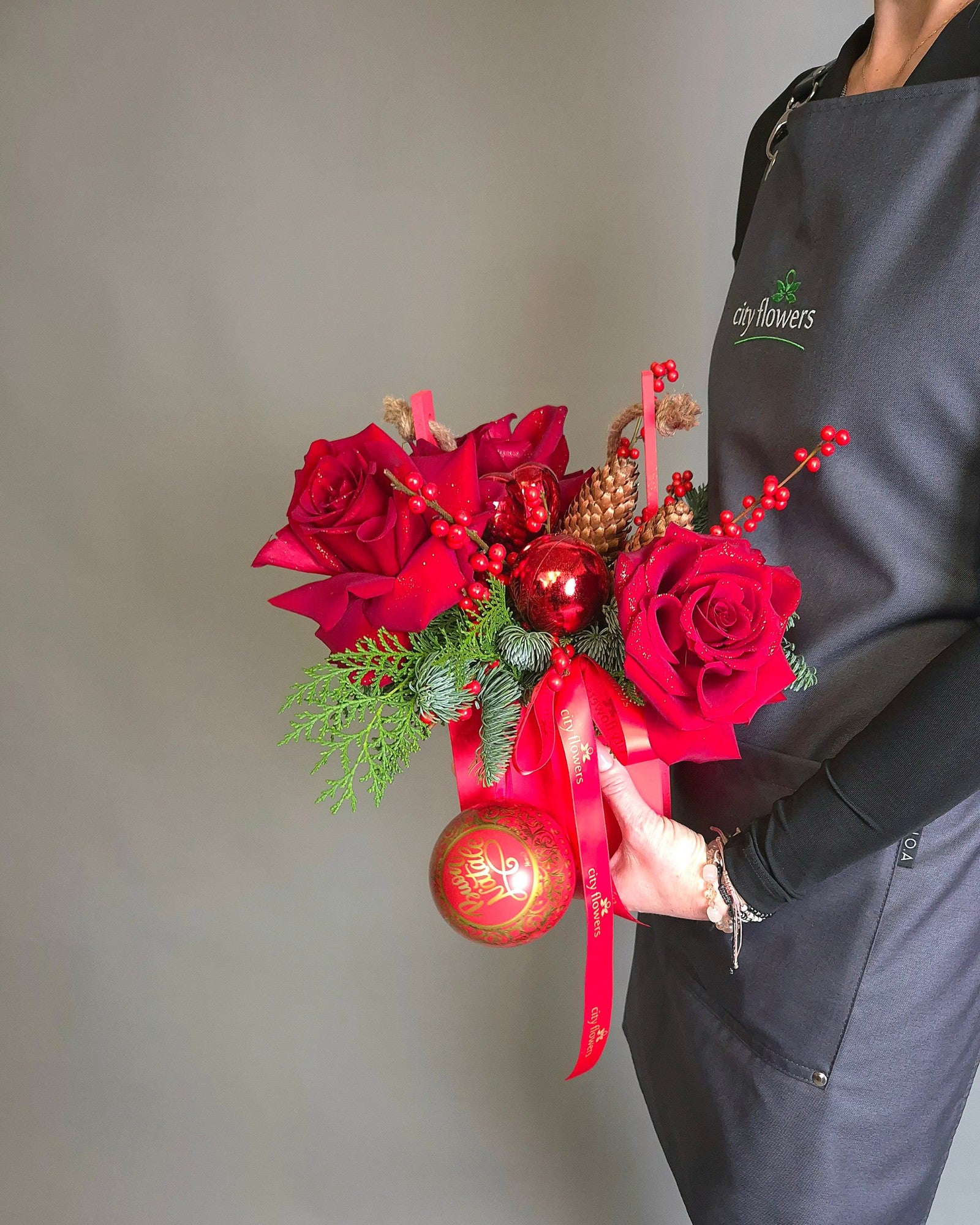 Aranjament Floral in Cutie Rosie cu Trandafiri si Glob cu Praline