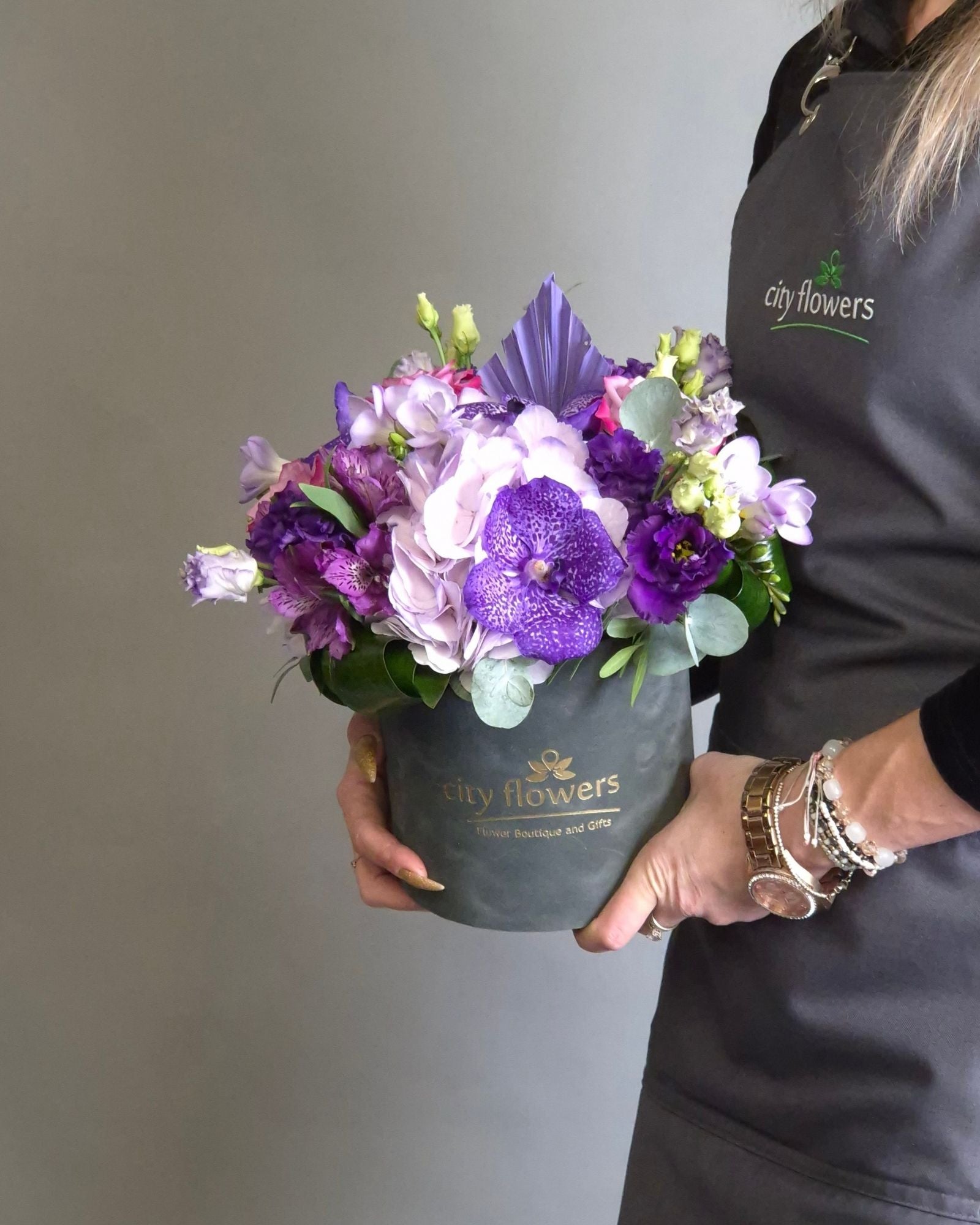 Aranjament Floral in Cutie "Royal Purple"