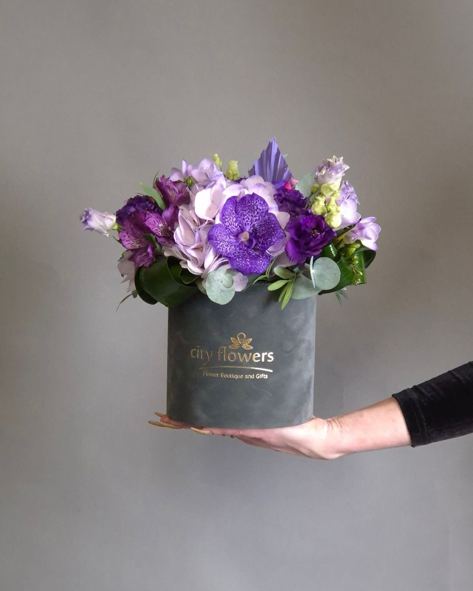 Aranjament Floral in Cutie "Royal Purple"