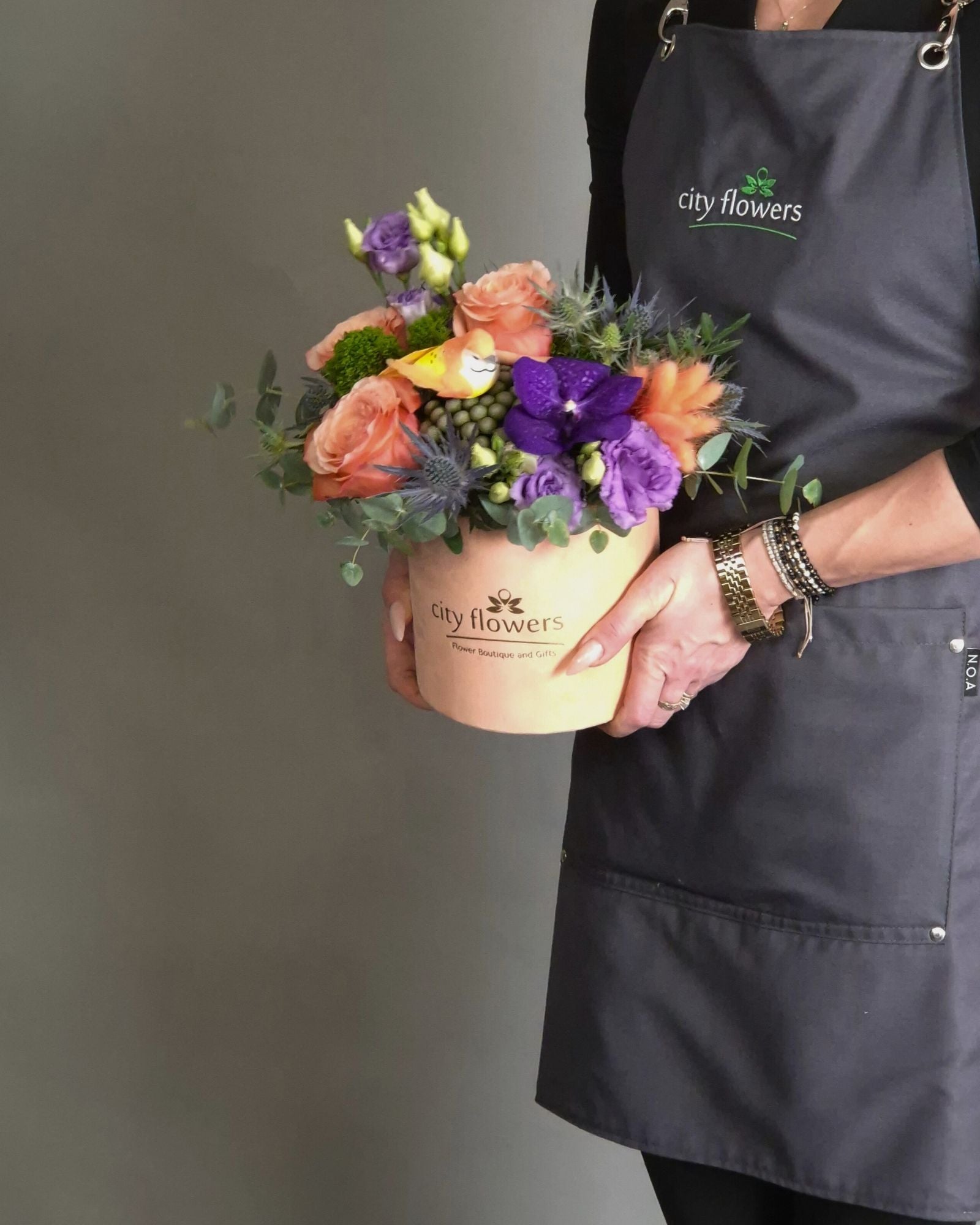 Aranjament Floral in Cutie "Vibrant Harmony"