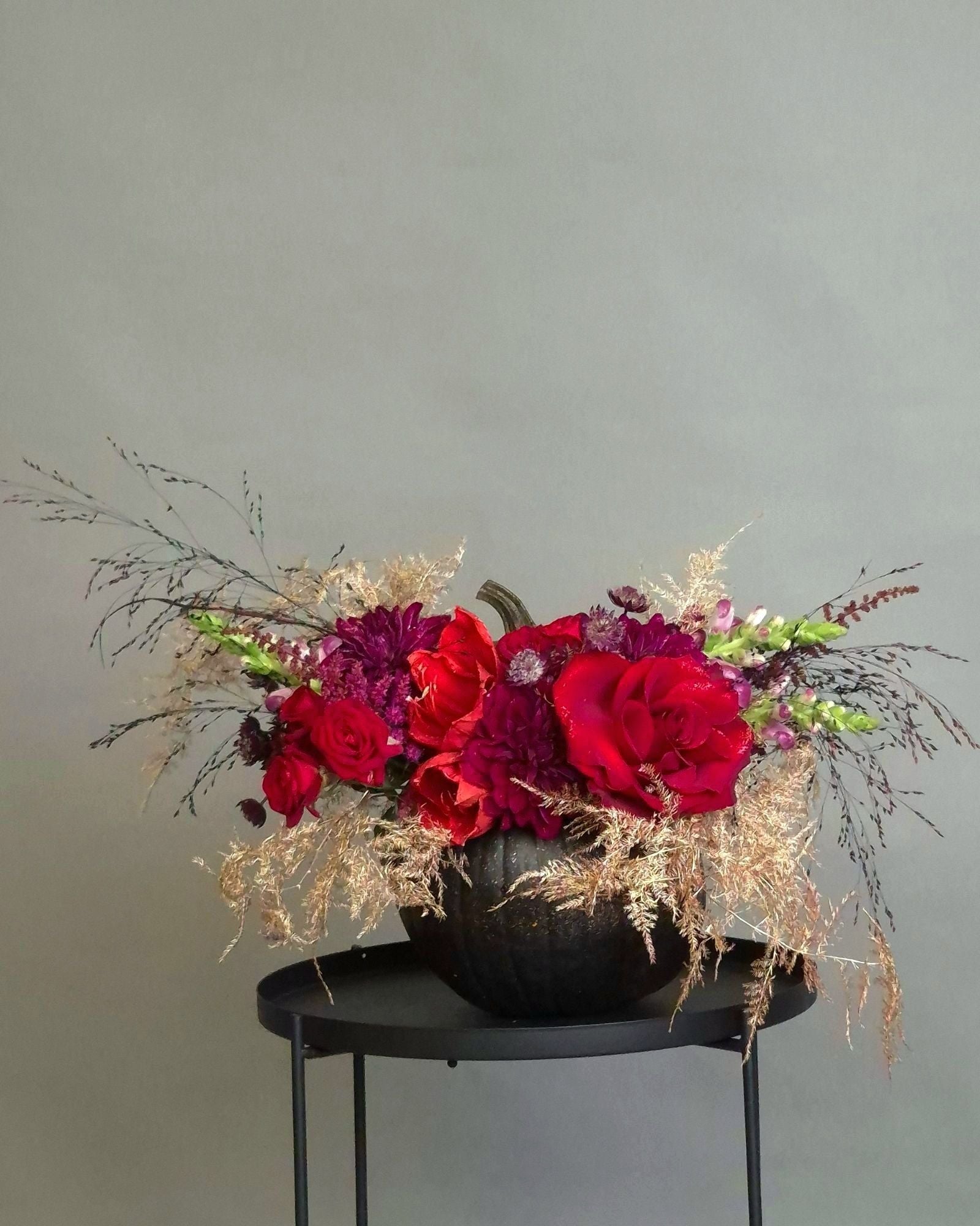 Aranjament Floral in Dovleac cu Flori Rosii si Accente Aurii