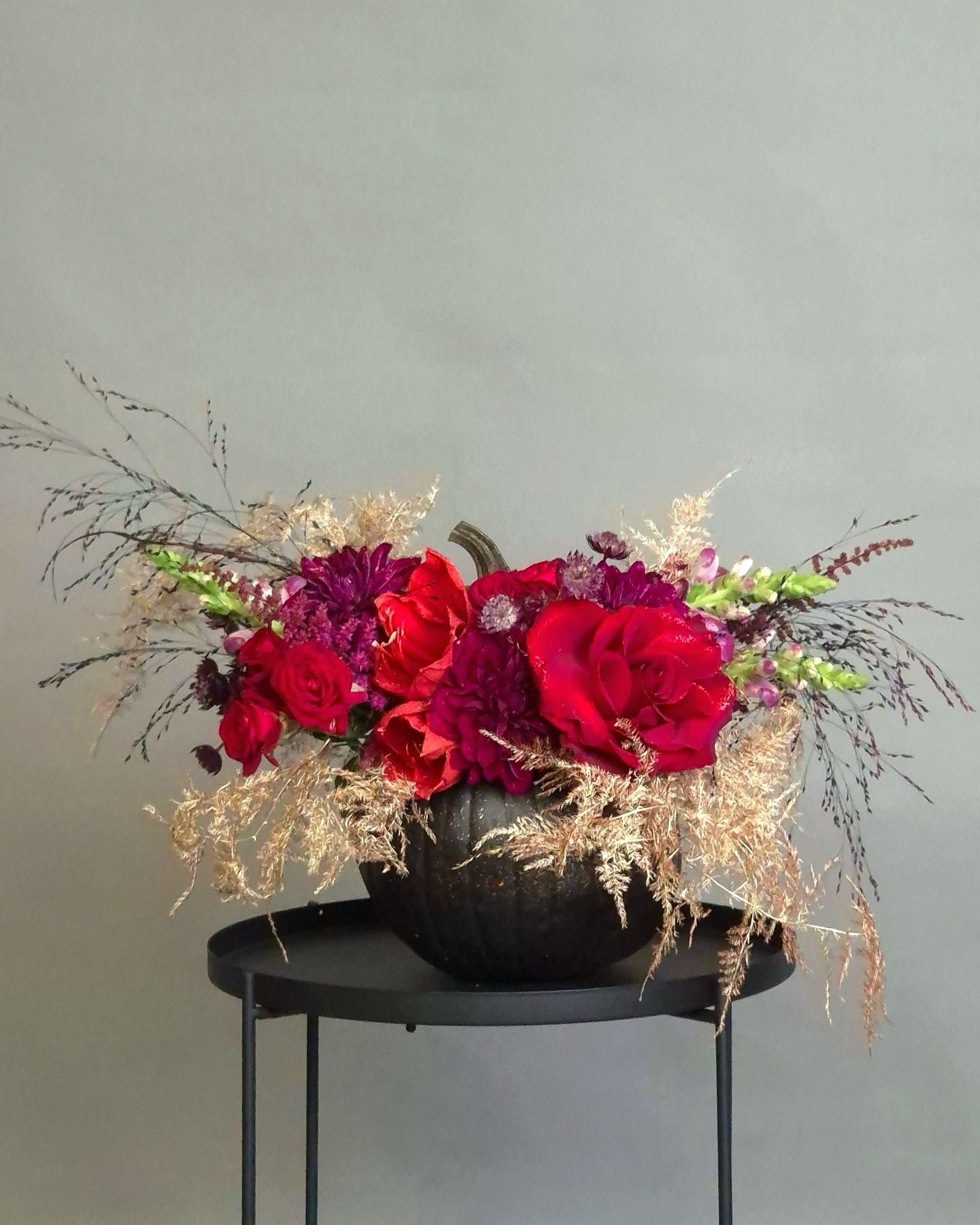 Aranjament Floral in Dovleac cu Flori Rosii si Accente Aurii